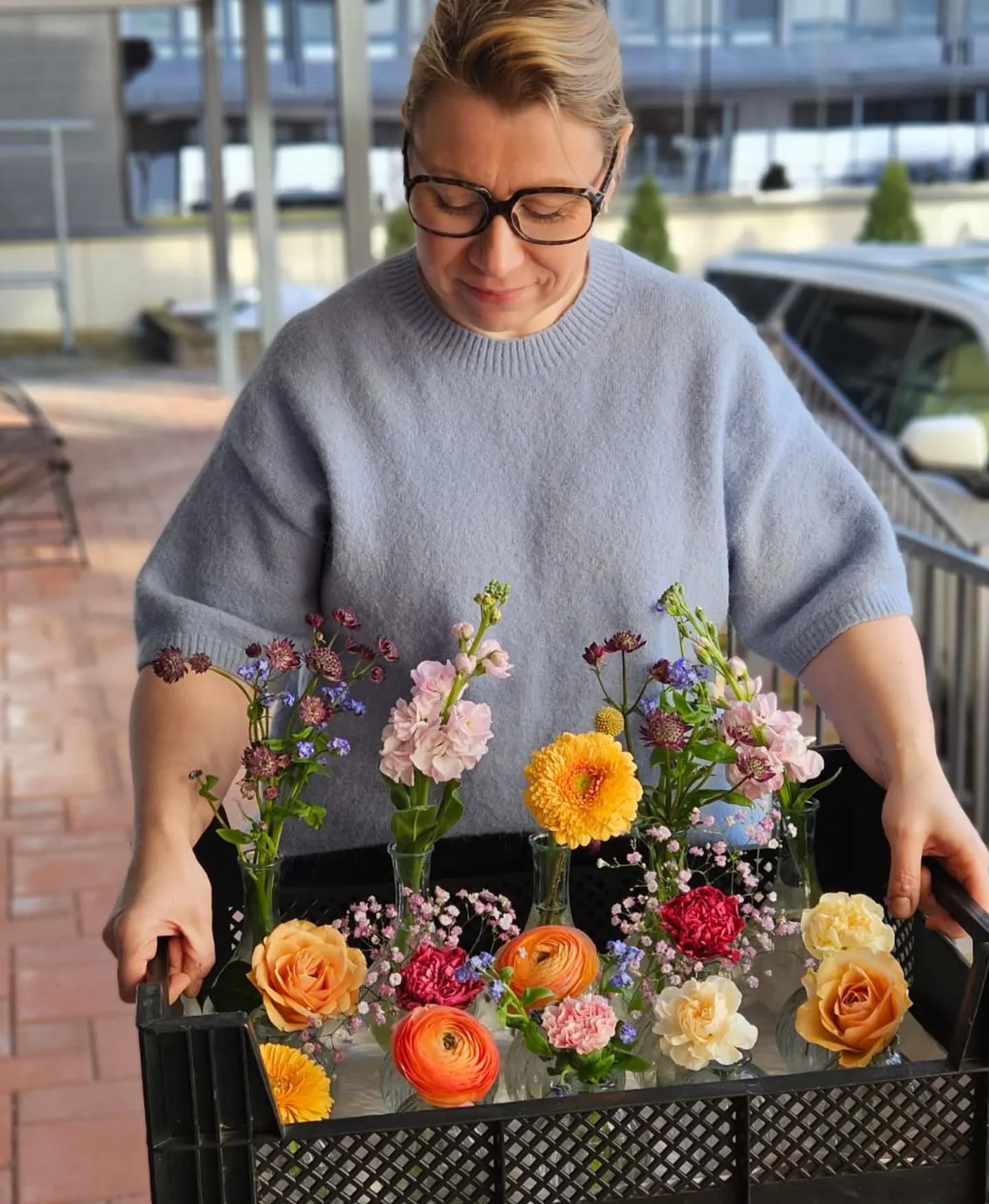 N&auml;m&auml; kukat ja me naiset: v&auml;rikk&auml;it&auml;, herkki&auml;, vahvoja ja persoonallisia yksil&ouml;it&auml;, jotka yhdess&auml; muodostavat ihanan monipuolisen ja inspiroivan porukan ✨💎

Aurinkoisen energist&auml; naistenp&auml;iv&auml