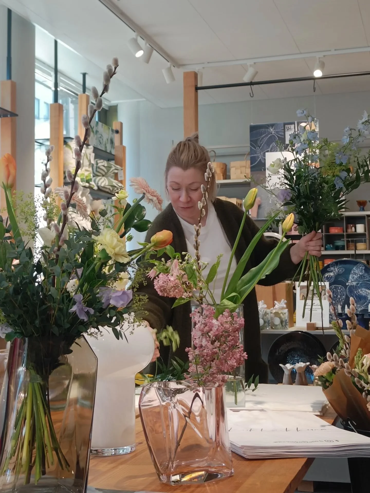 Pastellisia kev&auml;tmuistoja vuoden takaa, kun saimme olla mukana ihanassa asiakasillassa Pentikin Tampereen lippulaivamyym&auml;l&auml;ss&auml;. Fiilistelimme kauniita maljakoita ja Tanja sitoi niihin sopivia kimppuja n&auml;yt&ouml;sluontoisesti 