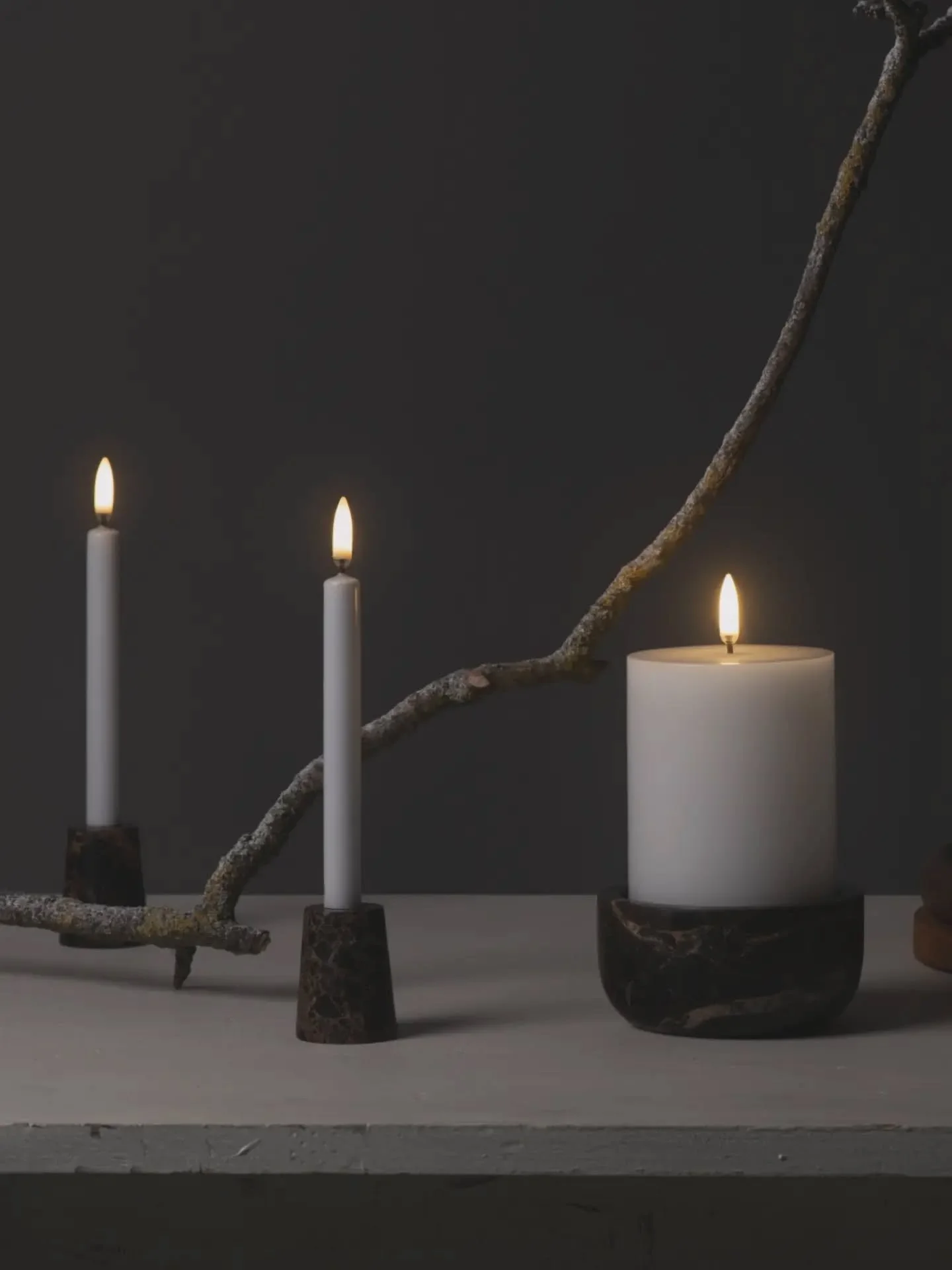 Kukkaikkunan kuukauden lempijuttu -
Lokakuun tunnelmalliset, h&auml;m&auml;rtyv&auml;t illat ja pehme&auml; kynttil&auml;nvalo ✨🍂

Valikoimastamme l&ouml;ytyy nyt huikean kauniit UYUNI led-kynttil&auml;t. Parafiinilla p&auml;&auml;llystetyiss&auml; 