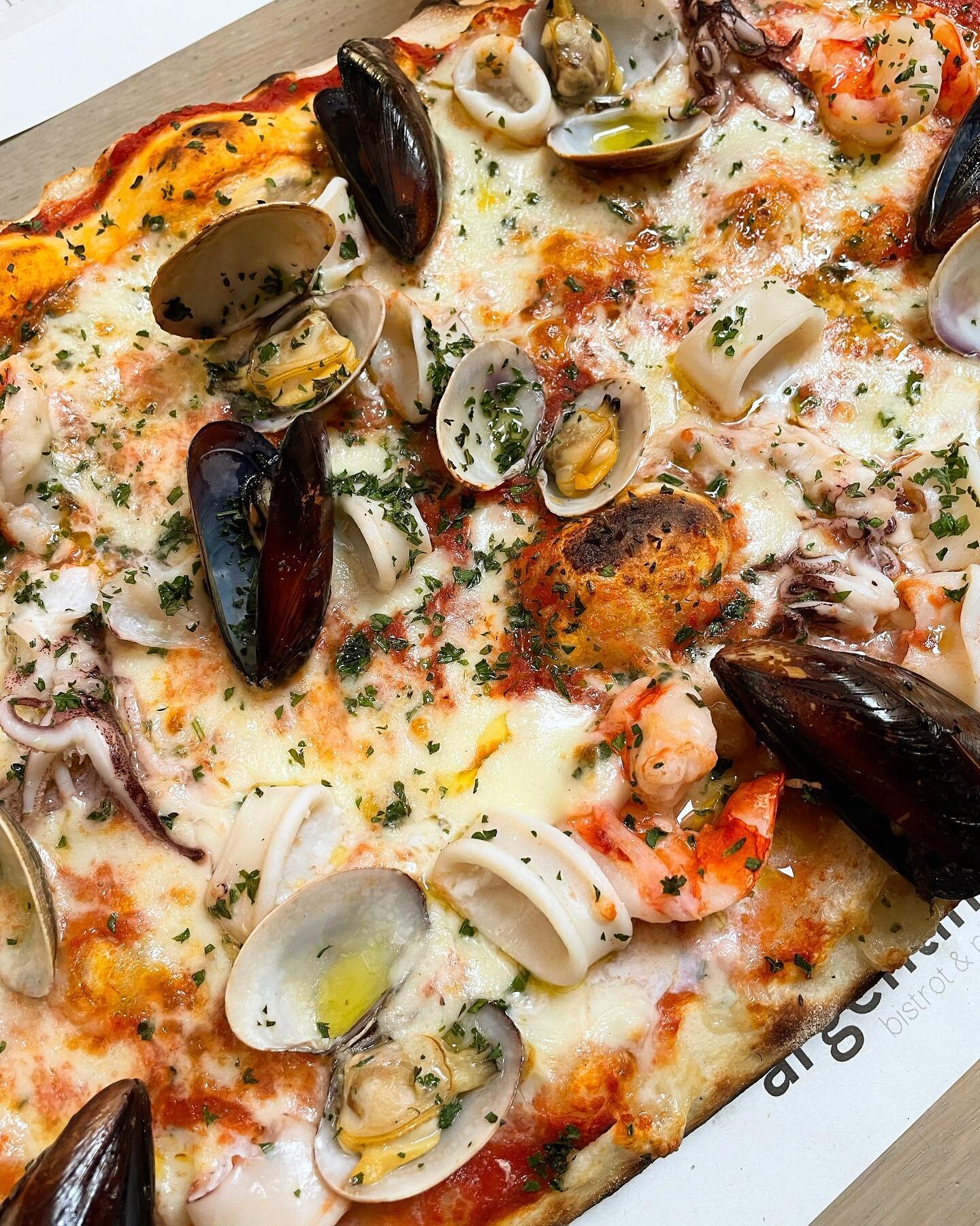 Consiglio infallibile per affrontare la pioggia ed il luned&igrave;: un tagliere della nostra pizza ai #fruttidimare 🦐🍕✨
Assaggiatela, vi porter&agrave; al mare!
&mdash;&mdash;&mdash;&mdash;&mdash;&mdash;&mdash;&mdash;&mdash;&mdash;&mdash;&mdash;
A