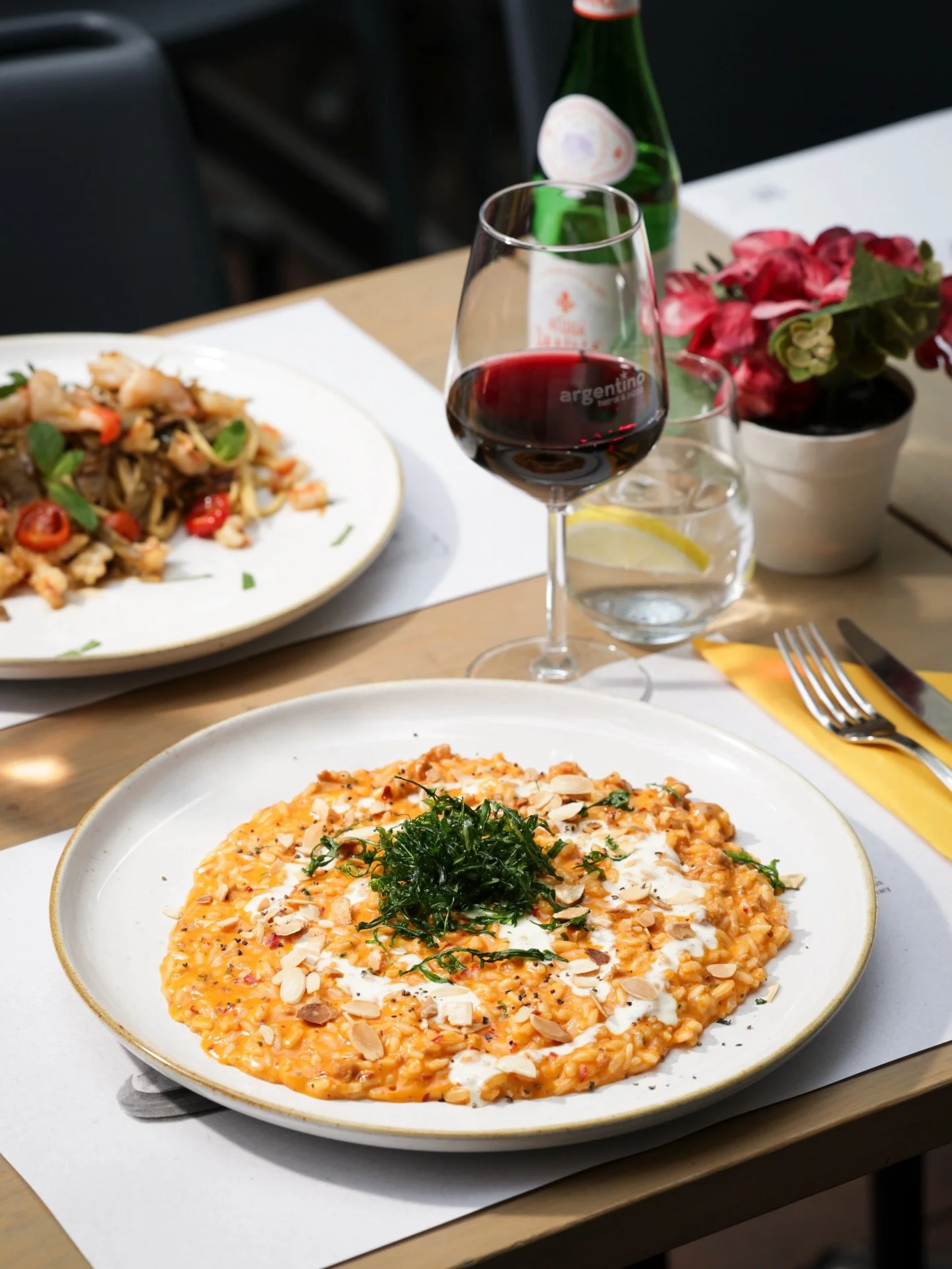 RISOTTO CON LUGANIGA 🤤😍🍷 &lsquo;nduja, rucola fritta, colatura di provola e scaglie di mandorla

📲 seguici nelle storie per scoprire il nuovo menu tutte le settimane! 

&mdash;&mdash;&mdash;&mdash;&mdash;&mdash;&mdash;&mdash;&mdash;&mdash;&mdash;