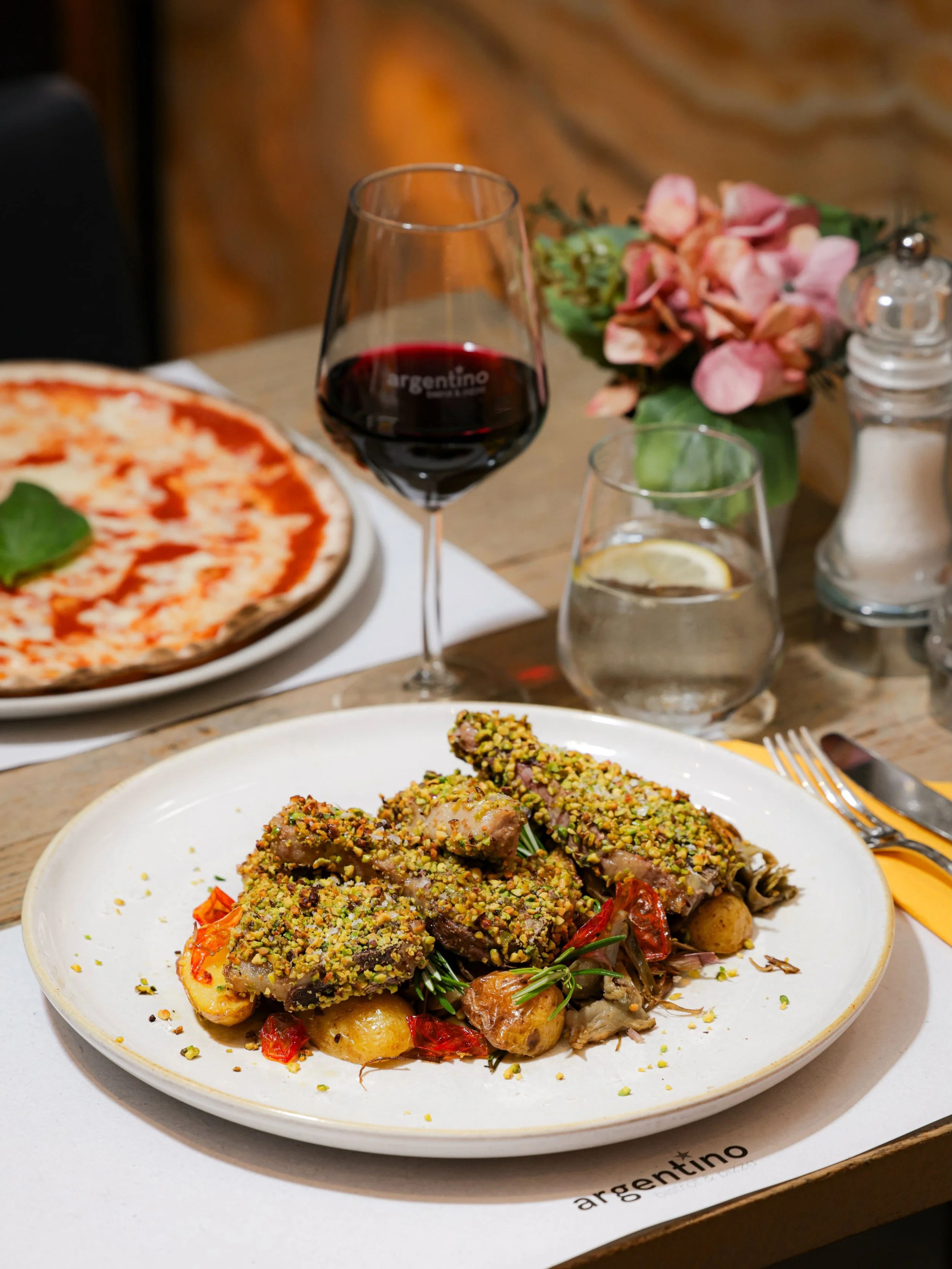 Una delizioso secondo piatto vi aspetta nel men&ugrave; di questa settimana! 🤤

⤴️COSTOLETTE D&rsquo;AGNELLO IN CROSTA DI PISTACCHI con patate arrosto e carciofi 

Argentino Bistrot &amp; Pizza 
Piazza Riforma -  6900 Lugano 
☎  091 922 90 49 
📧 in