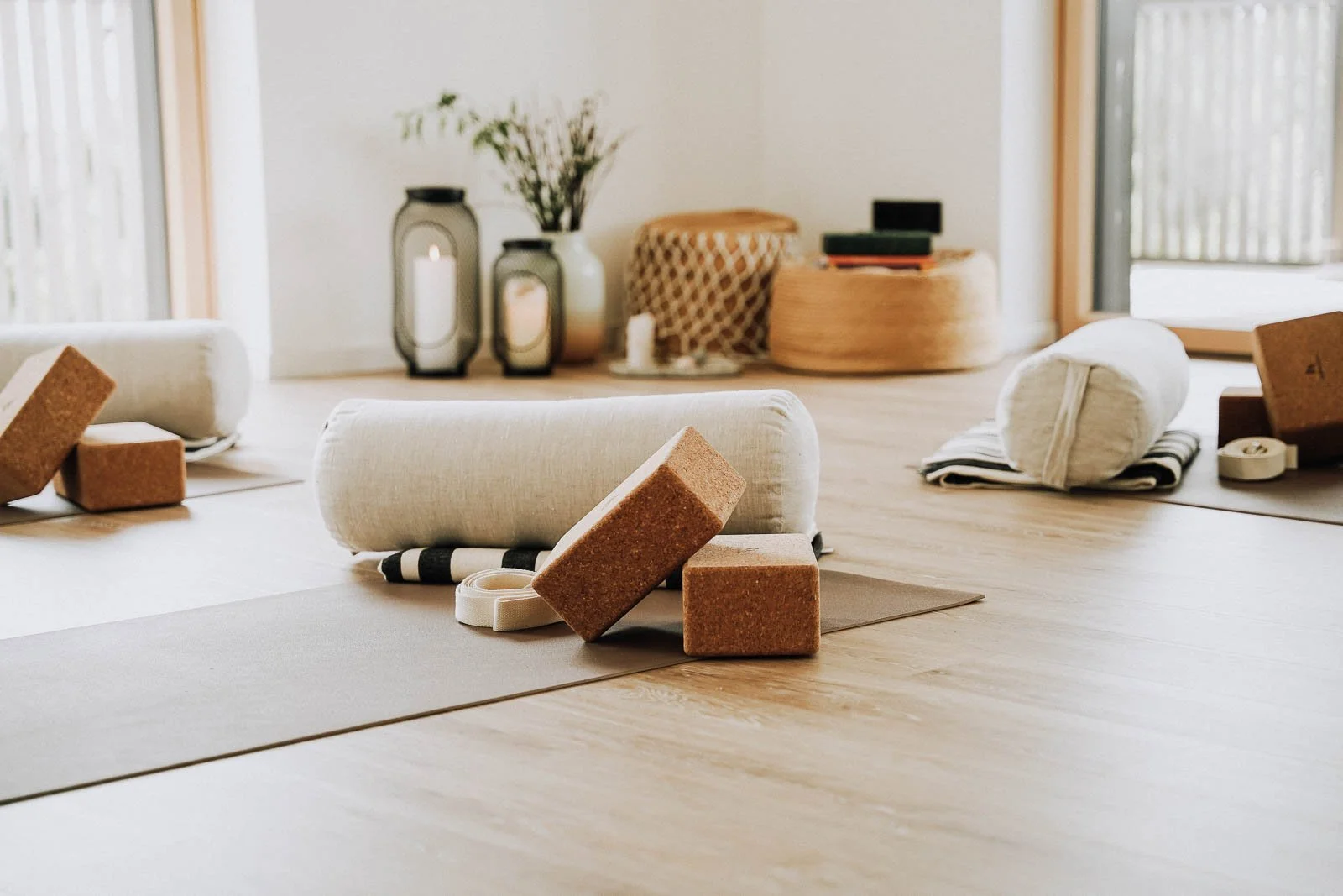 Yogamatten, Yogablöcke und Yoga-Zubehör in einem hellen Raum, ideal für Yoga oder Meditation.