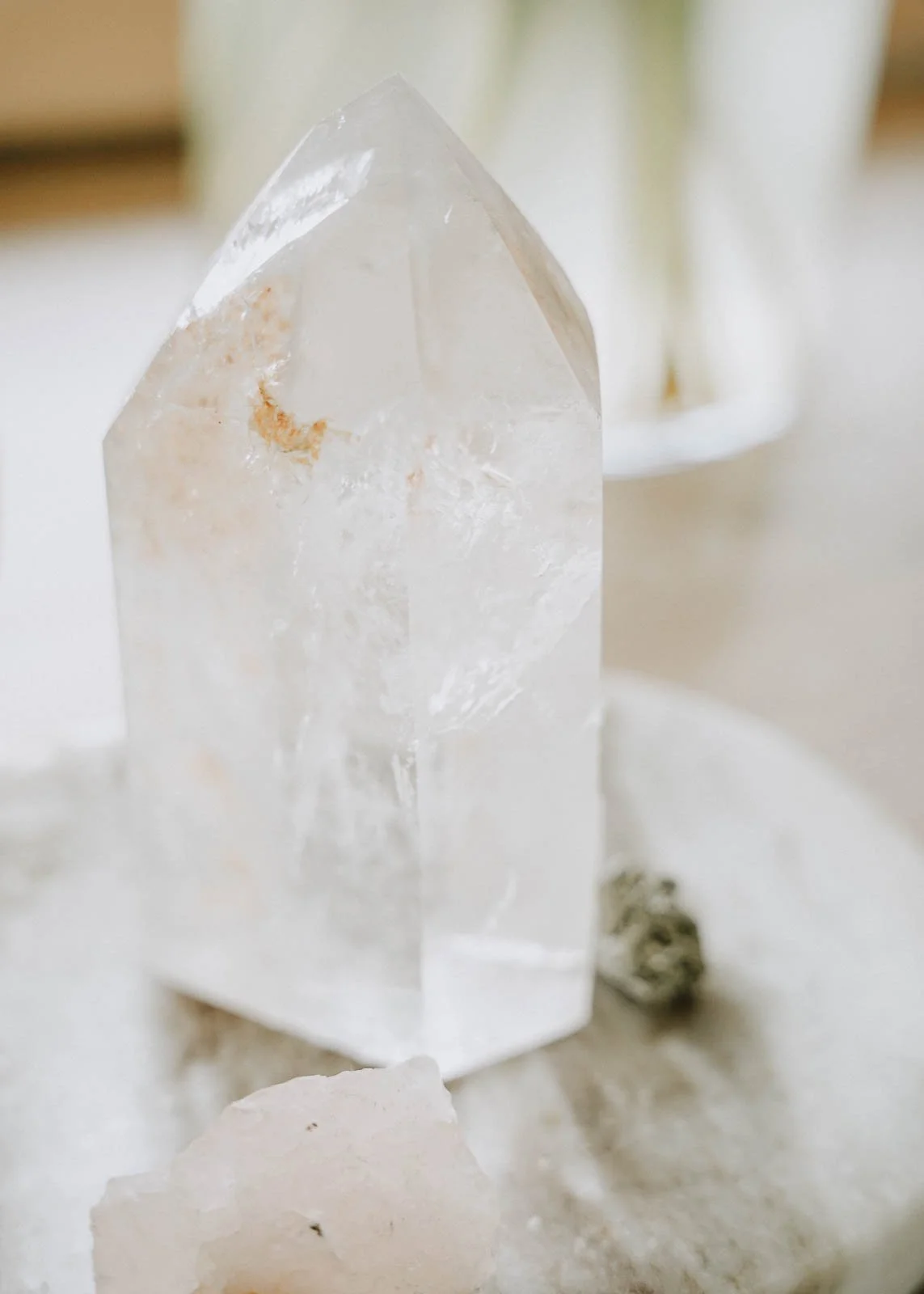 Edelsteine und ein Kristall auf einem weißen Untergrund.