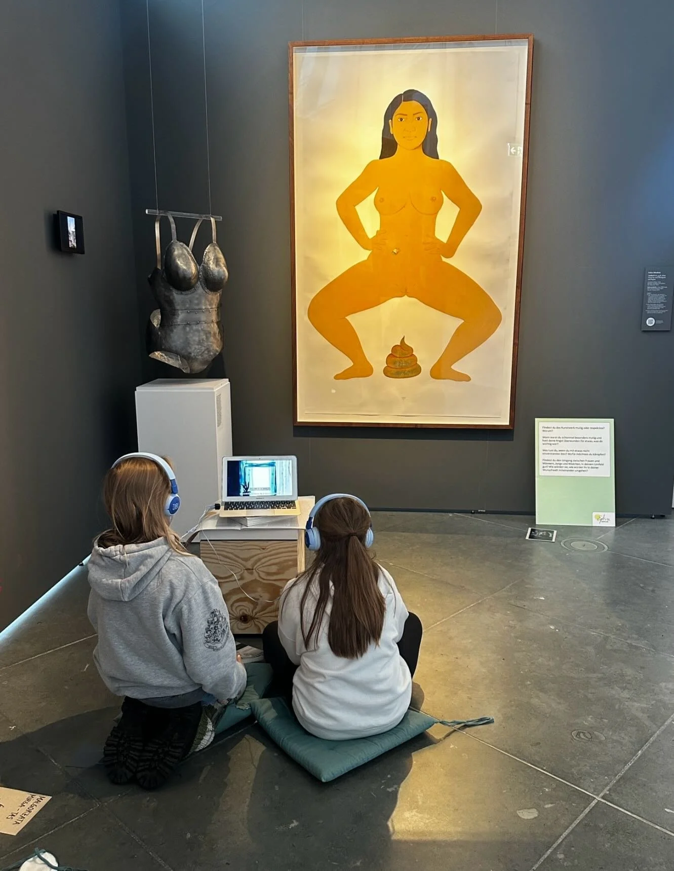 Ephra-Workshops im Bundestag - mitten in der Demokratie!🗳️🎨
Im Forum Kunst begegnen Kinder den 19 Grundrechten und 19 k&uuml;nstlerischen Positionen dazu.
Wir schauen, h&ouml;ren zu und fragen:
&bull; Was bedeutet Menschenw&uuml;rde auf dem Pausenh