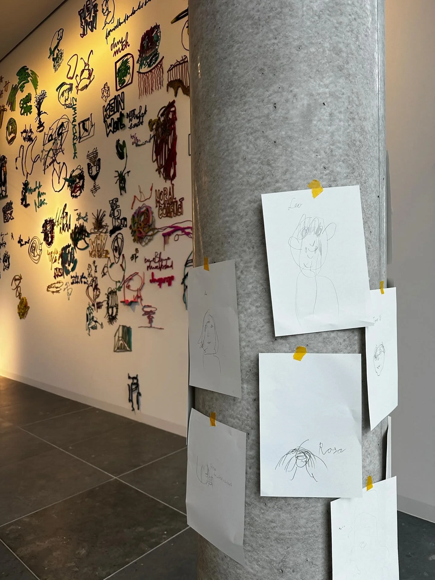 Wir laden euch in den Bundestag ein &ndash; mit Kinderstimmen im Mittelpunkt 🗣️💛
In der Ausstellung &bdquo;19 Grundrechte. 19 k&uuml;nstlerische Positionen. Ein Gespr&auml;chsraum&ldquo; entdecken Kinder Kunstwerke und bringen ihre eigenen Geschich
