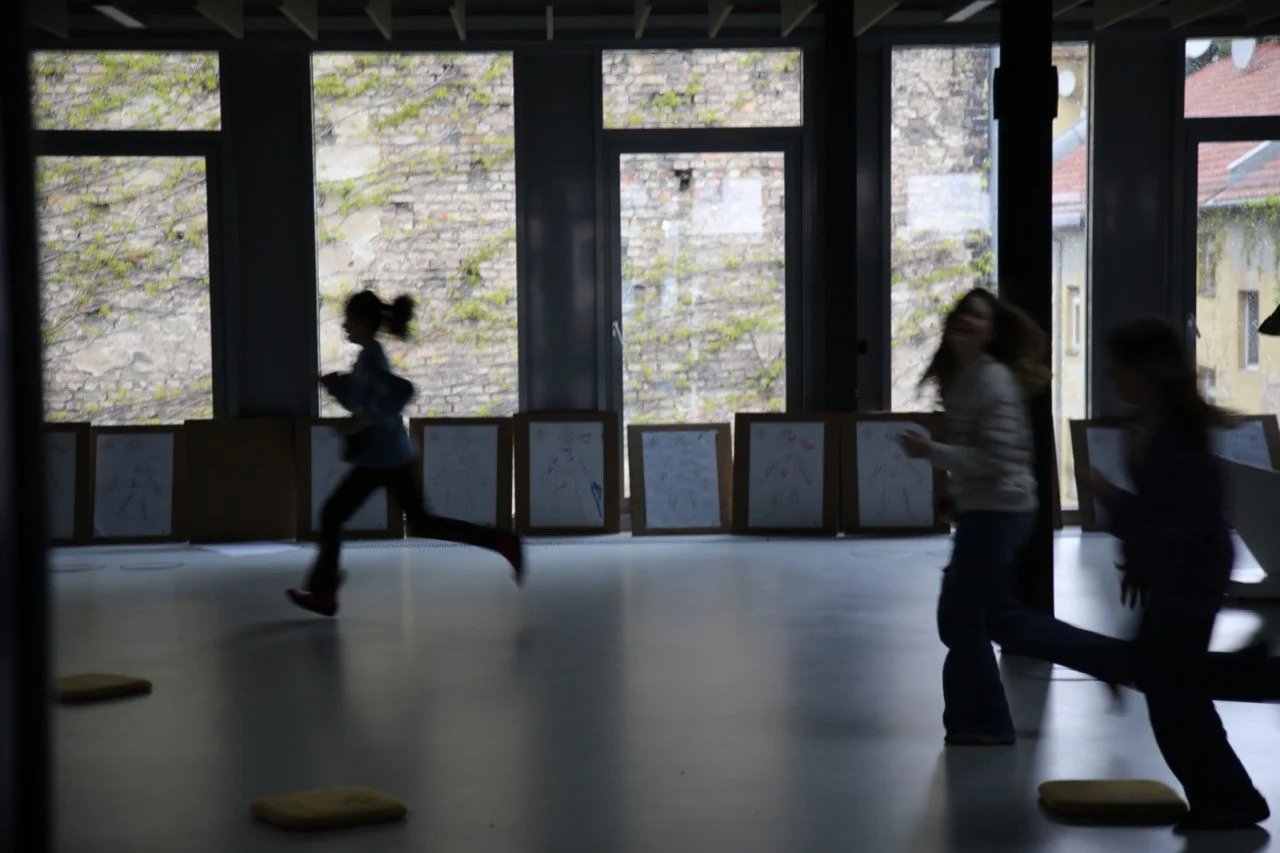 Ephra-zuhause-Kinder laufen durch die Ephra Etage