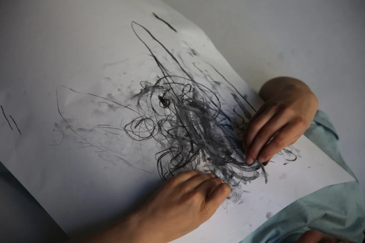 Ein Ephra-zuhause-Kind im Workshop mit Stella Geppert