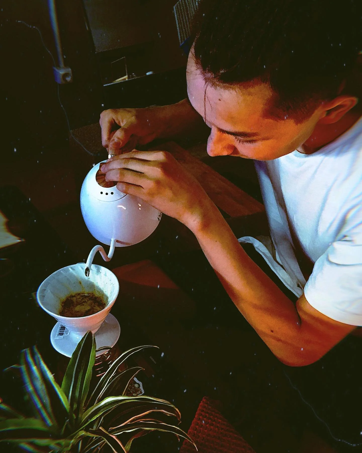 Coffee-holic. Искусство кофе. Только потому что у вас есть подходящие зёрна и нужное оборудование - не значит что вы получите хороший кофе. Кружка кофе содержит правильное сочетание стремления к совершенству, посвящения, терпения и души. Только через