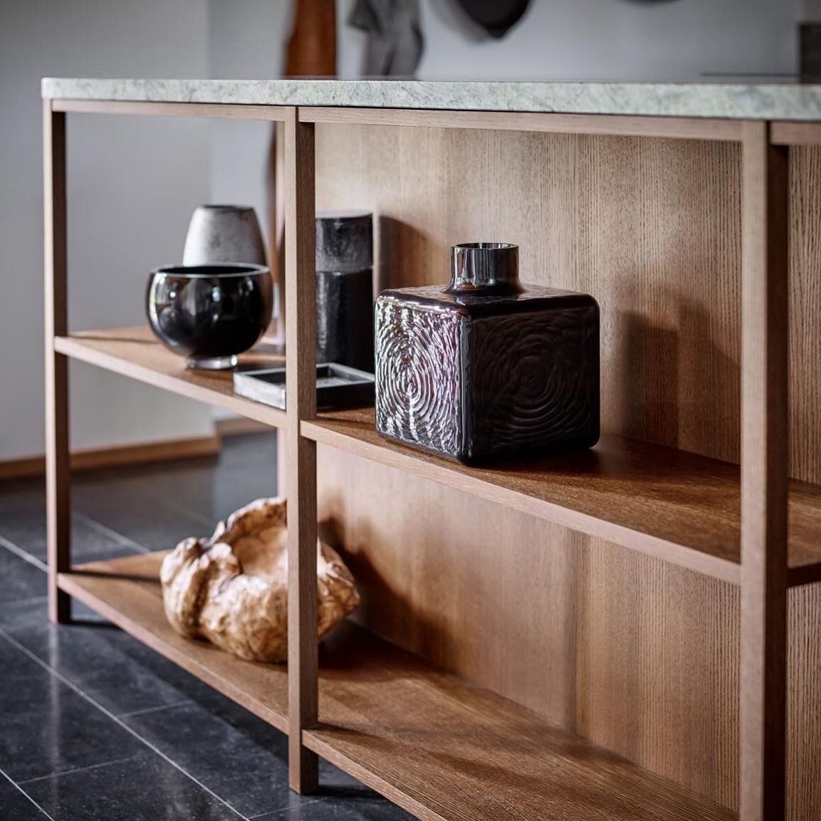 I&rsquo;m working on kitchen joinery at the moment for a new project and like the idea of an element of open shelving, to display beautiful objects. Kitchen by @kvanumofficial.