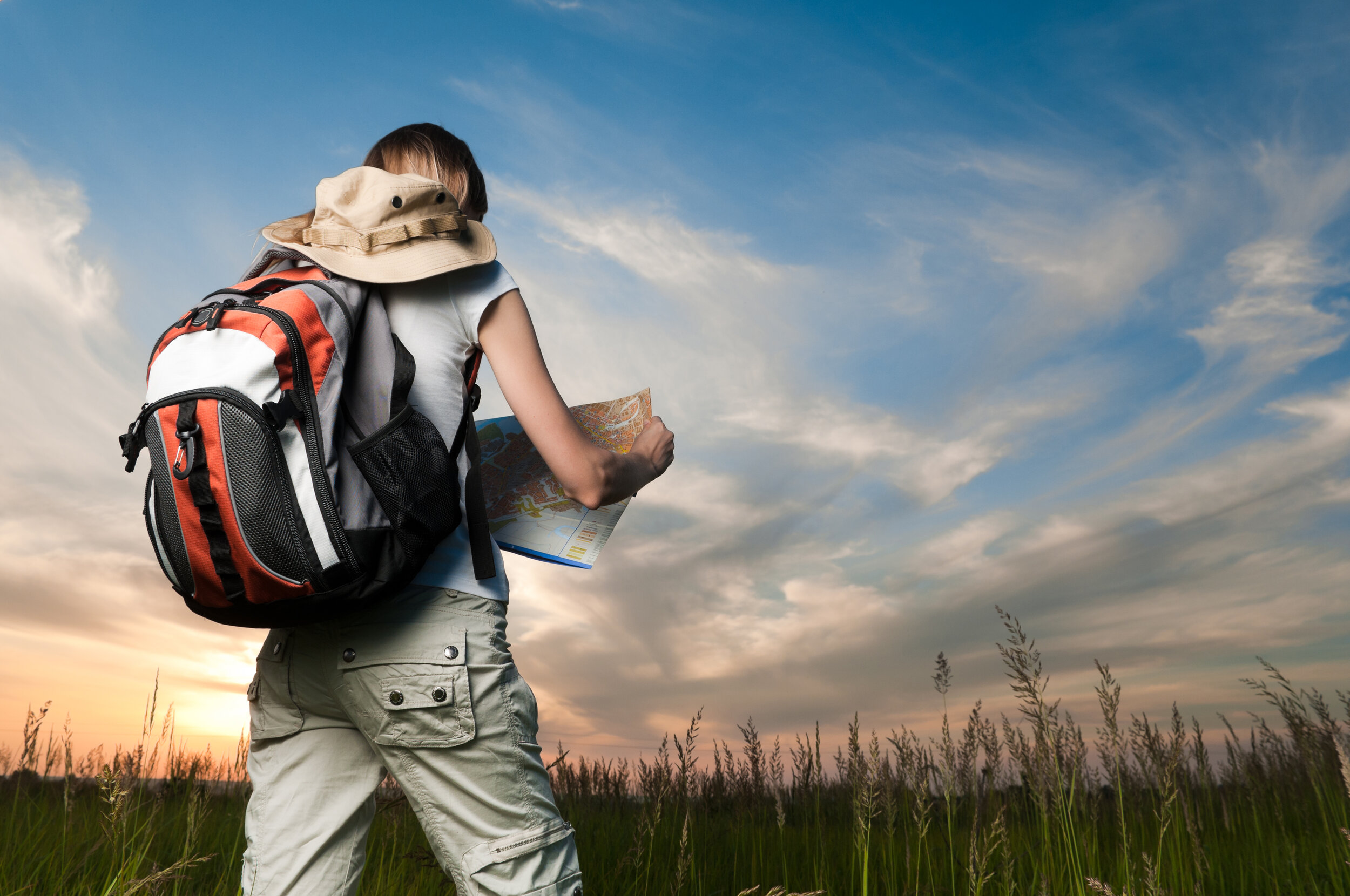 Уставшие путешественники. Человек с рюкзаком. Рюкзак на природе. Рюкзак для туризма. Девушка турист с рюкзаком.