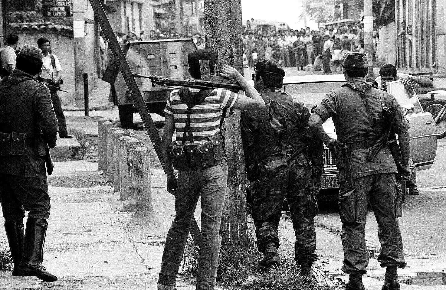 HOSTAGE STAND OFF   —  during guerrilla bank robbery, Soyapango