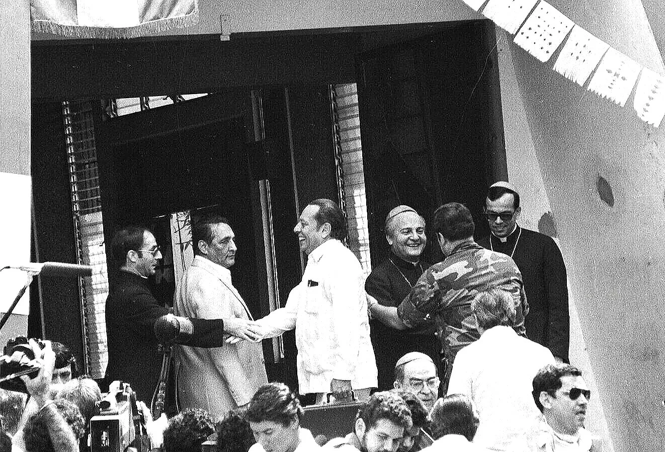 TALKING BUT NOT GIVING   —    start of the failed 1984 peace talks, President Napoleon Durate (2nd from left), La Palma