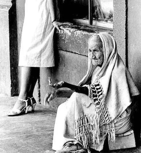 ANKLE, HAND AND FACE   —   downtown San Salvador