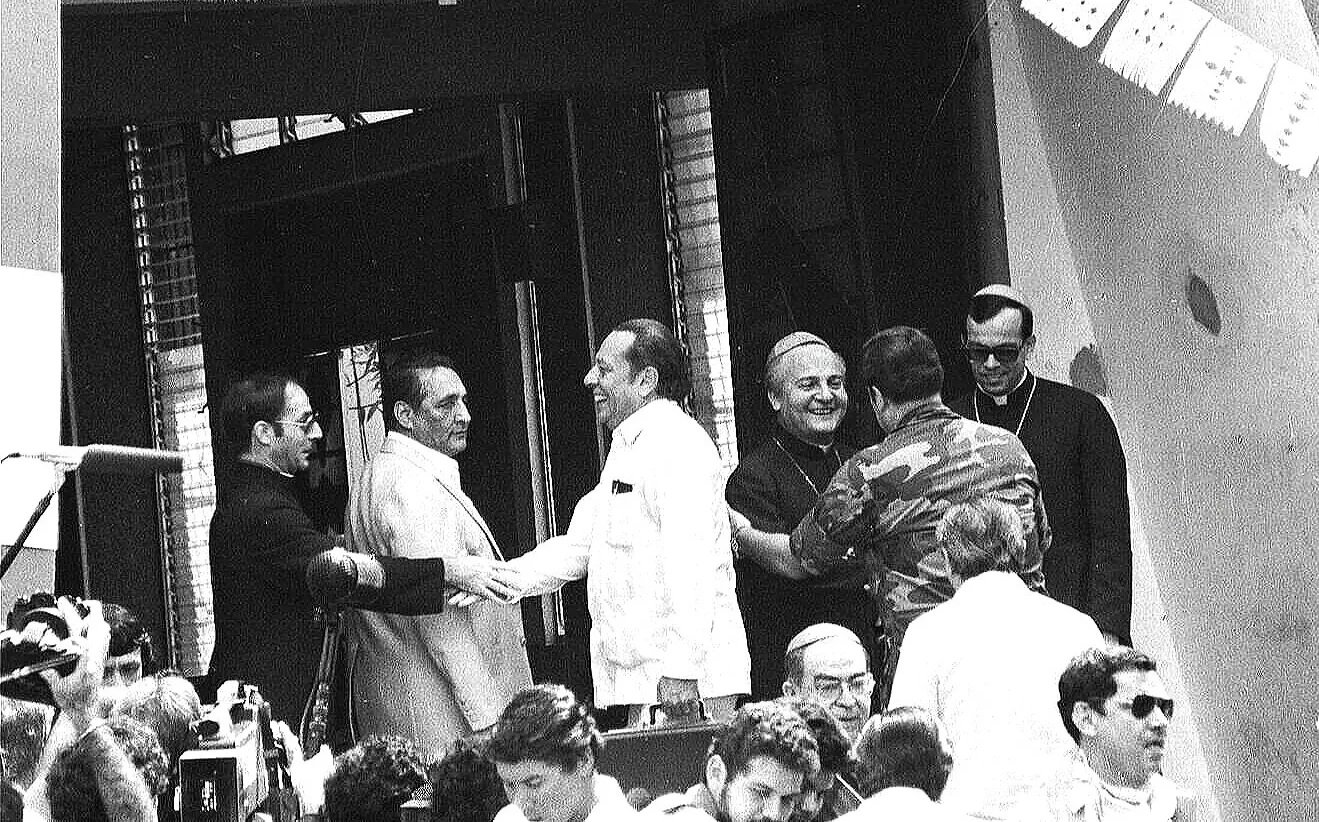 TALKING BUT NOT GIVING   —    start of the failed 1984 peace talks, President Napoleon Durate (2nd from left), La Palma