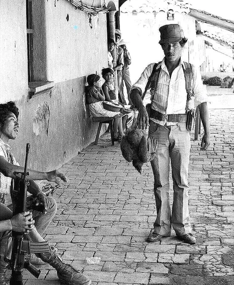 GUERRILLA CHICKEN - plaza in Corinto