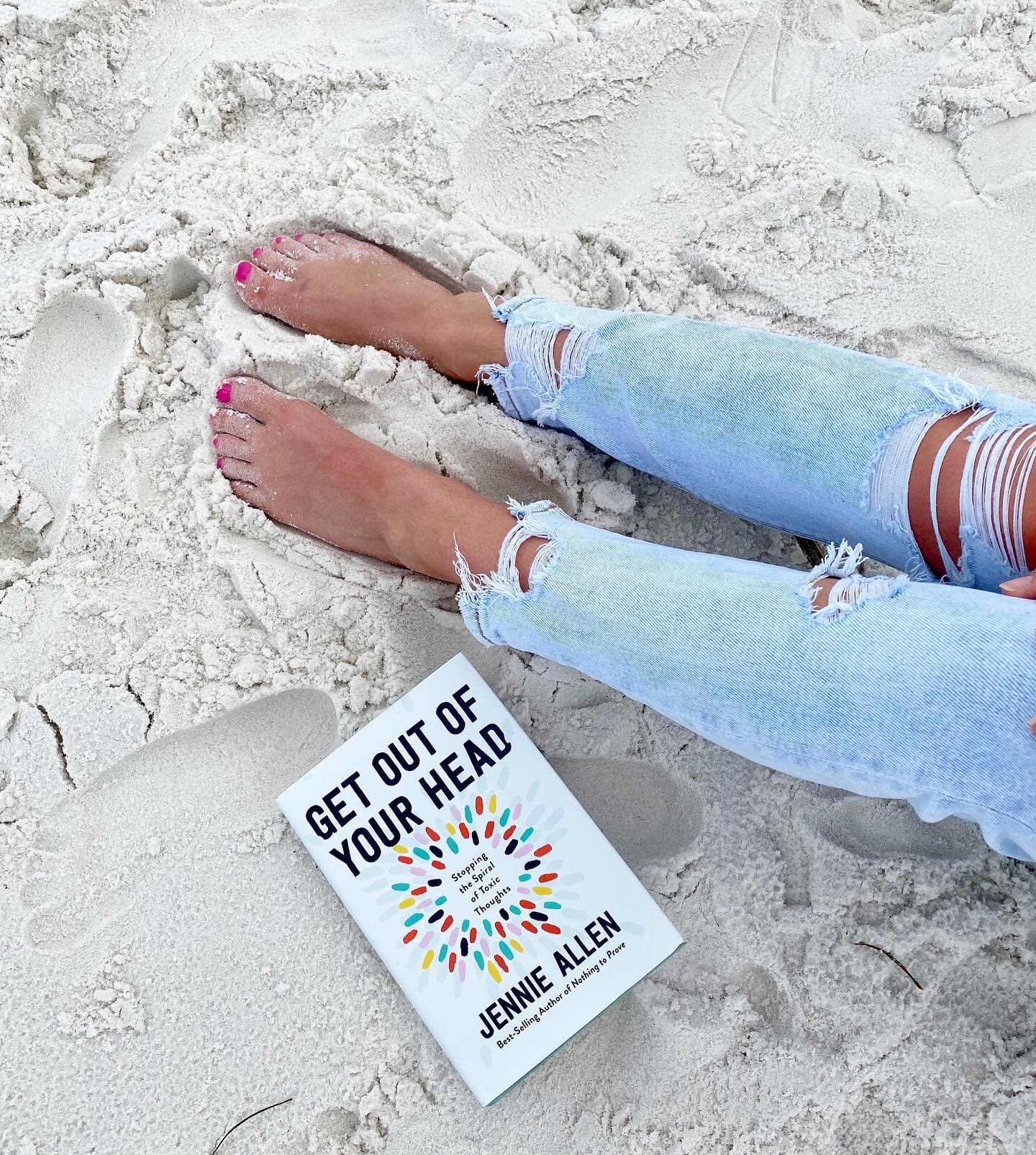 Happy Labor Day friends! 🇺🇸 
⠀
Here&rsquo;s a check in- have you been stressed or overwhelmed lately?⠀
⠀
Stress is sneaky and can totally creep in when we least expect it an i right?⠀
⠀
Here are three easy ways to cut back on daily stress.⠀
⠀
1. Ta