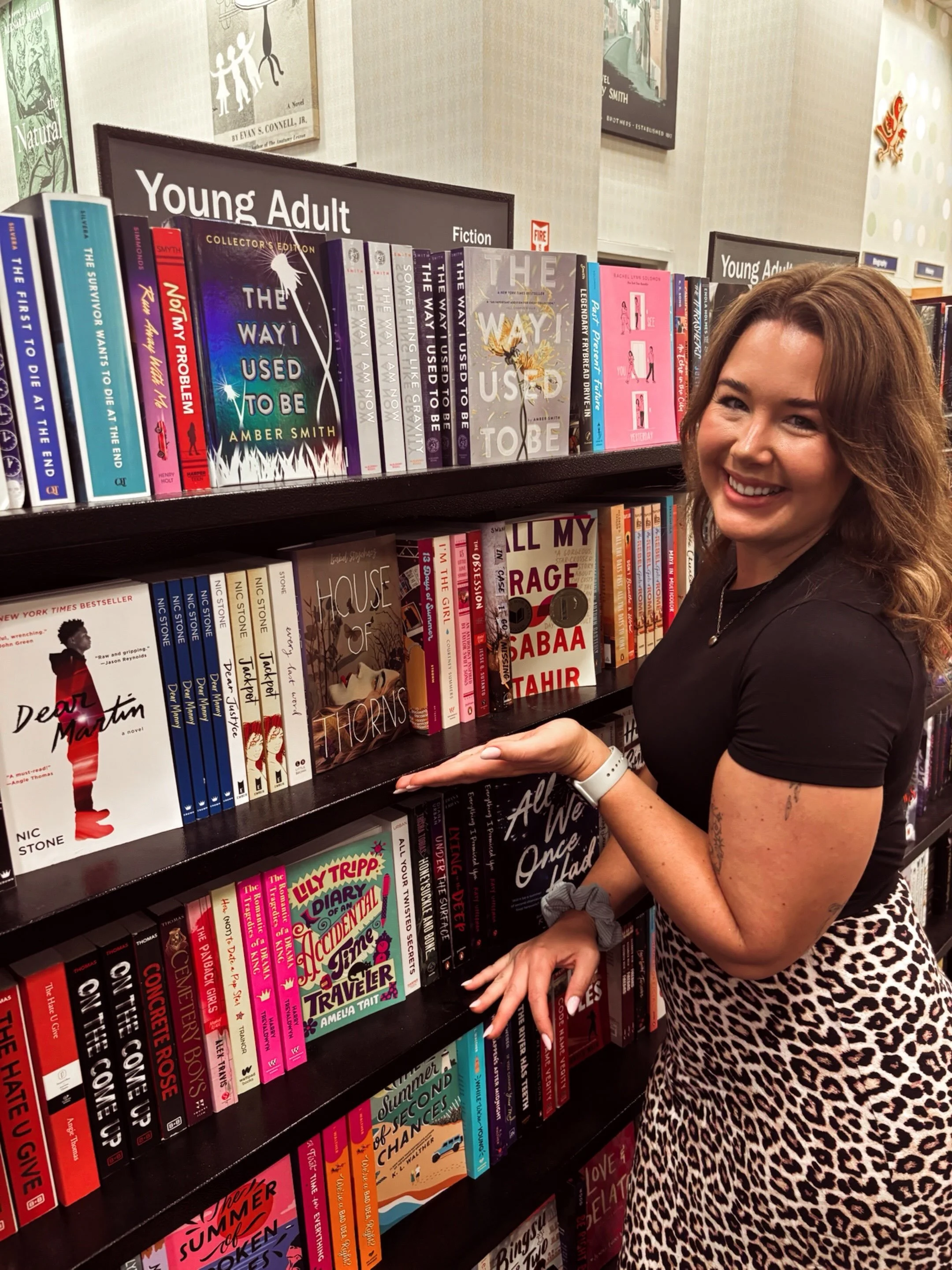 i know i&rsquo;m in the month countdown to THIRTEEN MIDNIGHTS but i couldn&rsquo;t help but share my excitement at my recent(ish) visit to @bngilroy &mdash; where i found HOUSE OF THORNS face out on the shelf !!!! 🥹🥳 

did i ask to sign copies? nop