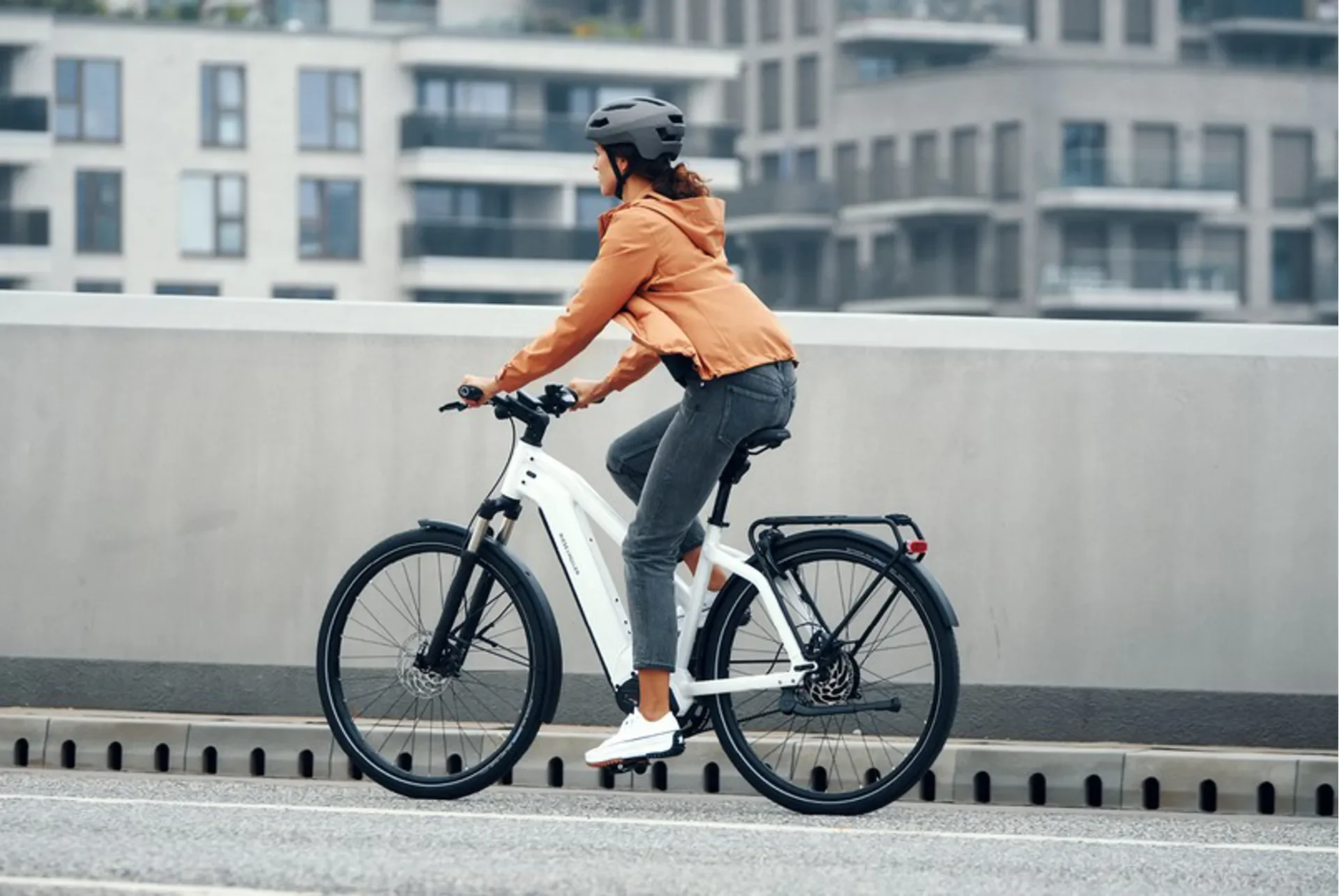 Riese & Muller charger 2 Lifestyle image