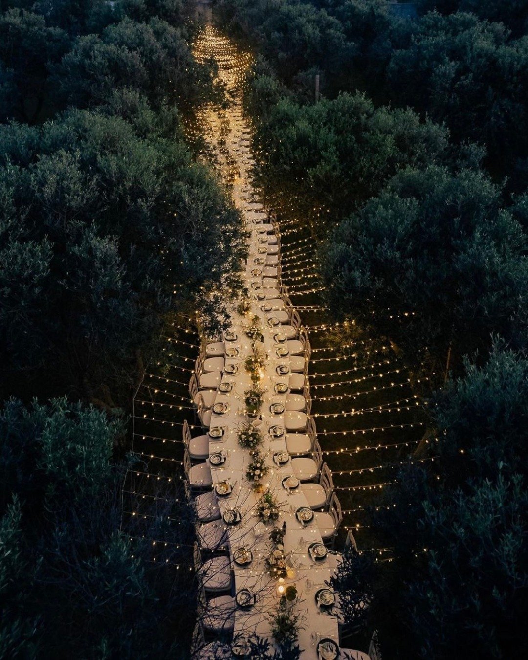 This spectacularly long table brings a &lsquo;wow&rsquo; factor to this idyllic dining setting. This collective and immersive arrangement is guaranteed to create a truly unforgettable dining experience.

Via @zonzo_ph

#jcbespokeevents 

#ibiza
#ibiz