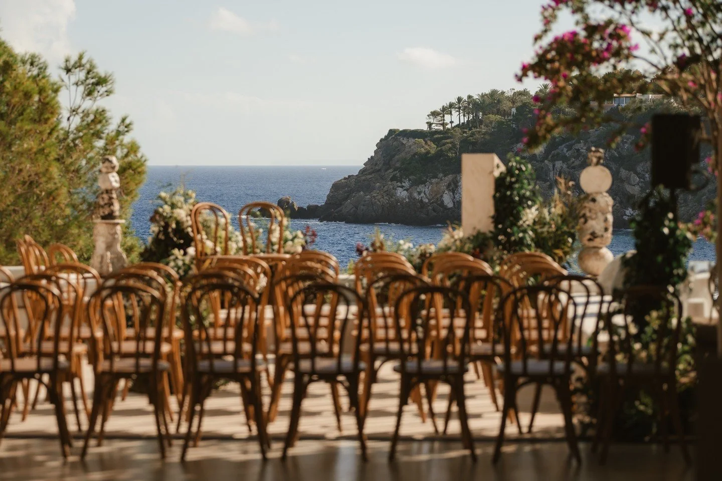 An intimate wedding, hosted at the couple&rsquo;s own home.
Chosen for its privacy, atmosphere and the feeling of celebrating somewhere truly personal.

Just the right scale, the right people - and a space that allowed the day to unfold naturally.