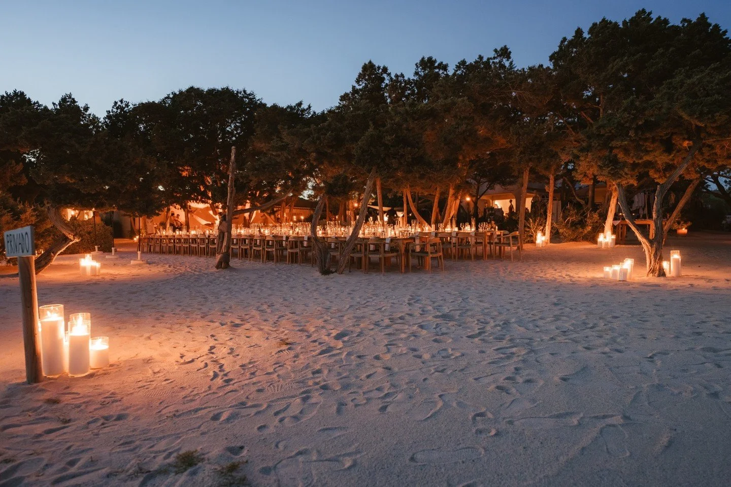 When the setting speaks for itself, our role becomes quieter.
Shaping timing, atmosphere and flow - allowing the celebration to feel natural, grounded and entirely in tune with its surroundings.