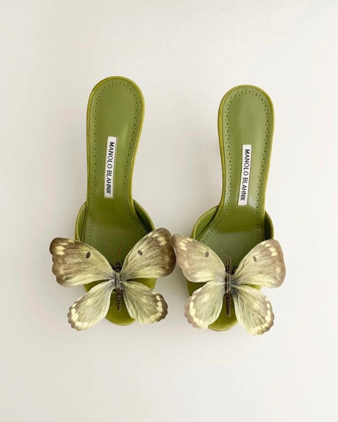 For the perfect bridesmaid.
A fashion detail signed Manolo Blahnik.

@manoloblahnik