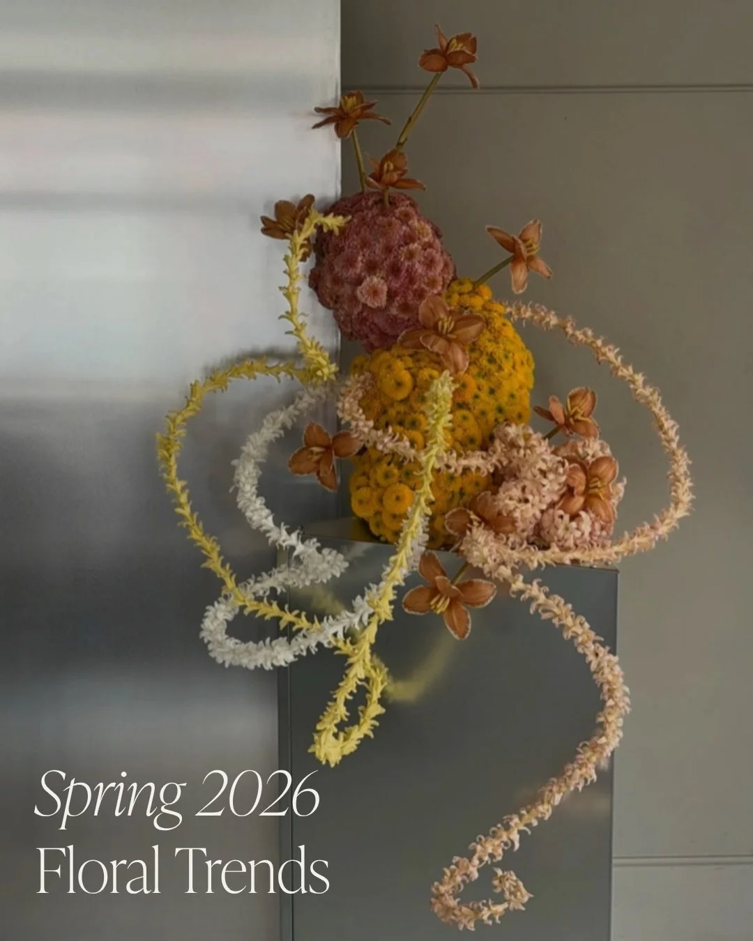 Spring is unfolding across the Balearics, and naturally, our thoughts turn to flowers.

This season, florals take on an even more decisive role. They shape entire spaces, with volume, colour and form coming to the forefront, evolving into installatio