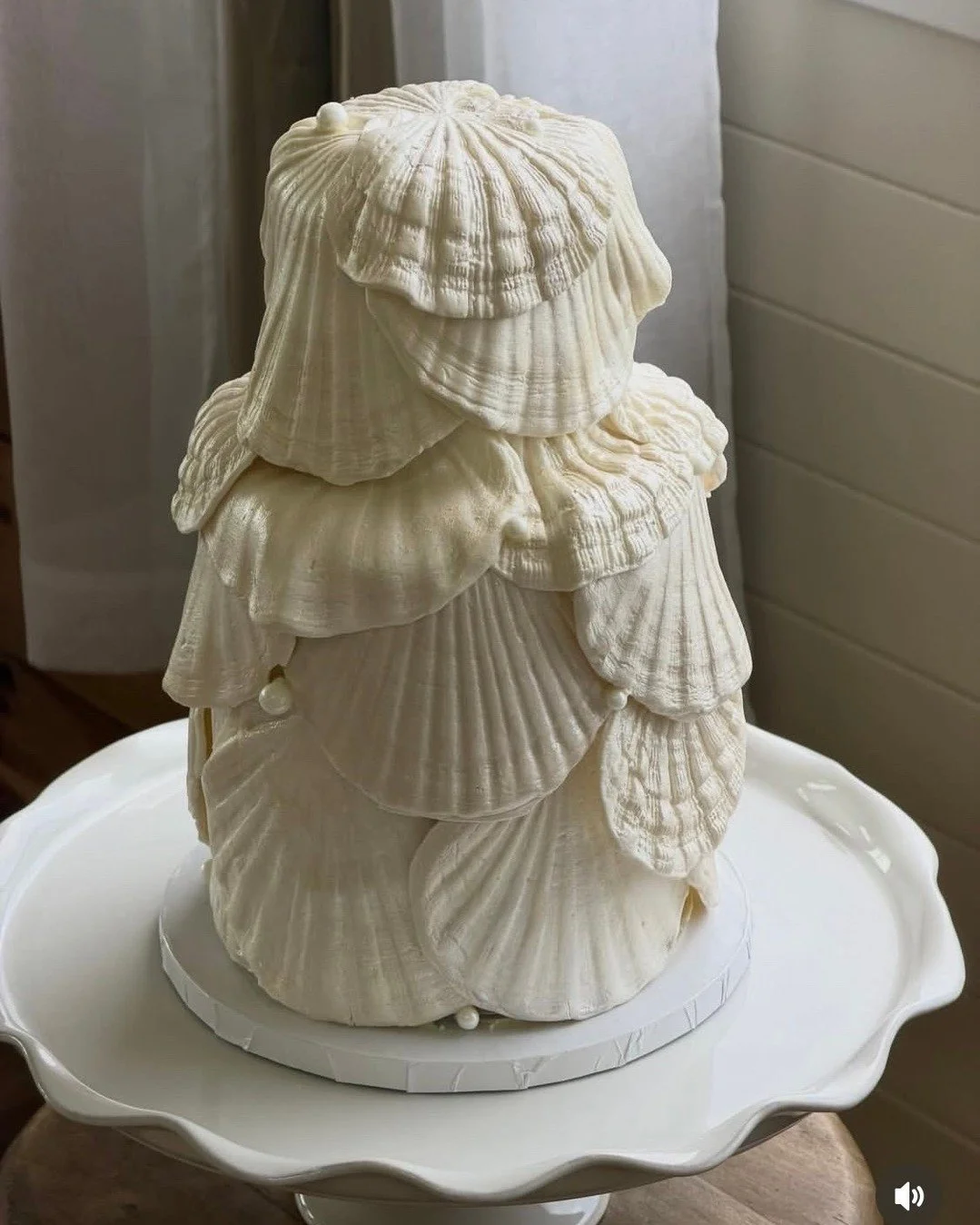 The shell cake.

One of those trends that started somewhere between Instagram and Pinterest and somehow keeps getting better.

Elegant, coastal and almost too beautiful to cut.

Perfect for an Ibiza wedding.

The question is: who&rsquo;s going to cho