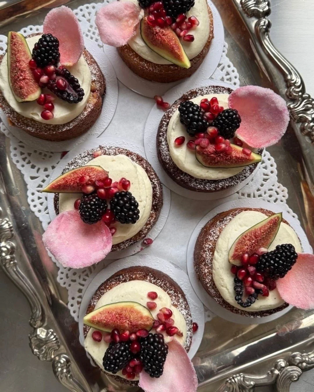 Almost too pretty to eat.
Figs, blackberries, pomegranate and sugared petals.

Sweet things dressed for the occasion.