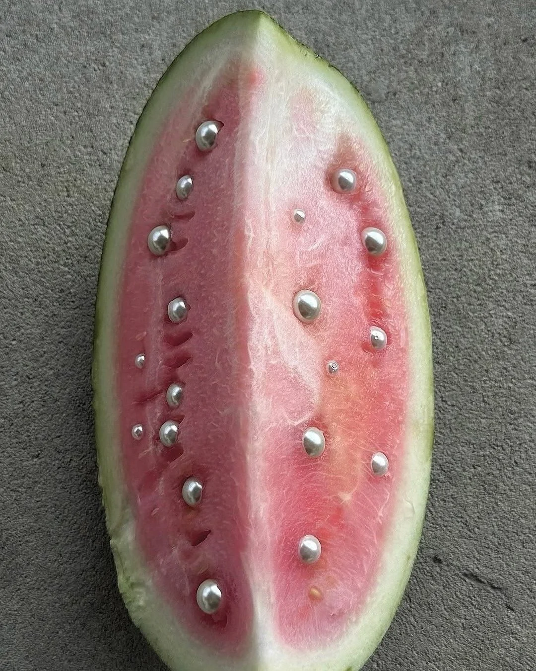 Sugary silver pearls on watermelon.
This is how you make it chic.