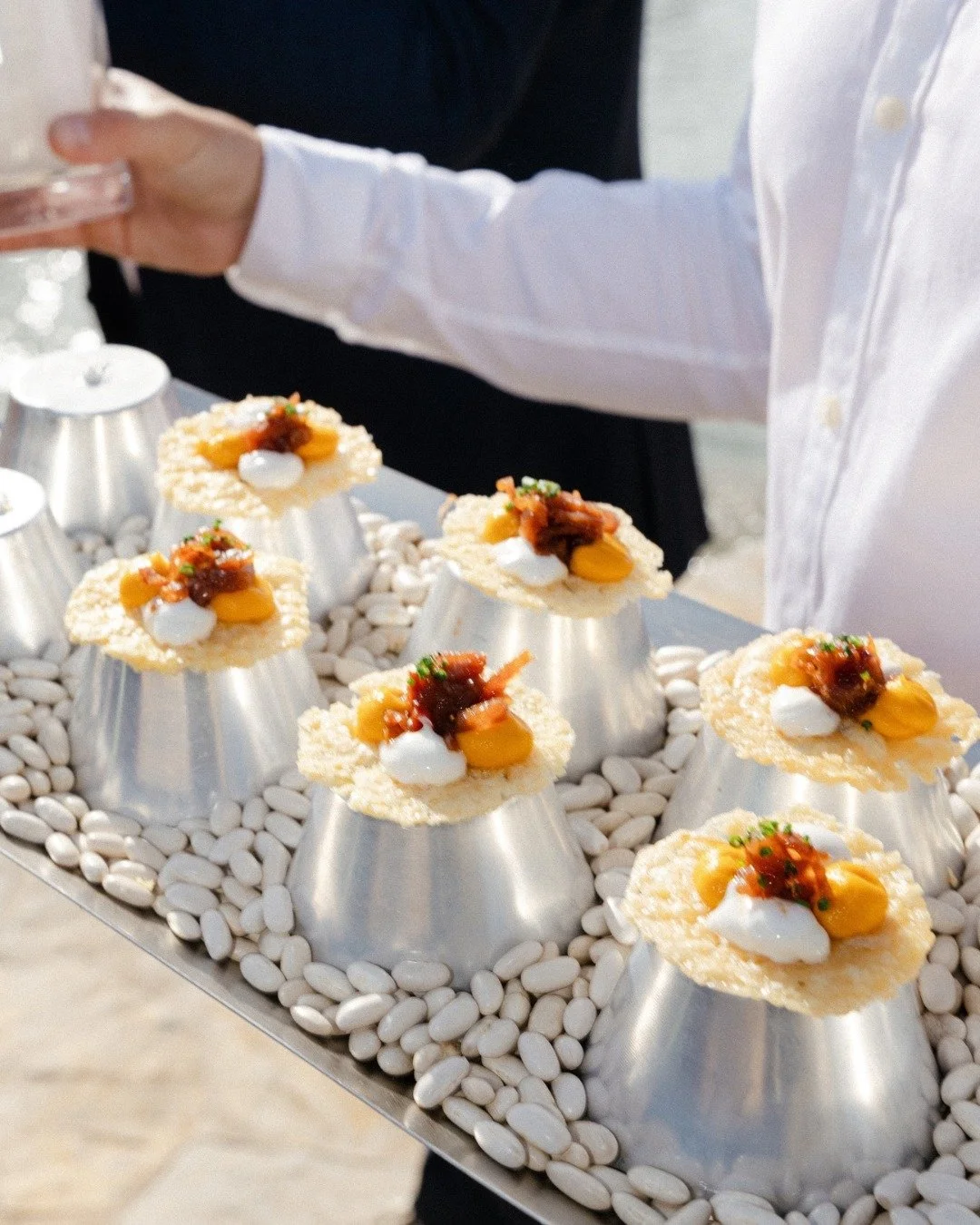 Parmesan tuiles, dressed for the occasion.
A small bite in an impeccable outfit.