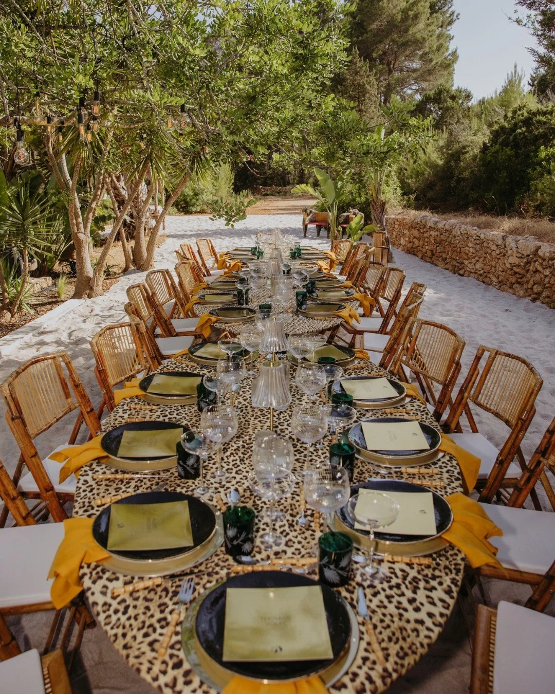 For Pascal&rsquo;s 50th, we took the table for a walk on the wild side.
Leopard print, retro bamboo cutlery, mustard napkins, elegant black plates and deep green cut-crystal glasses etched with jungle leaves.
A little safari vibe, a lot of Ibiza spir