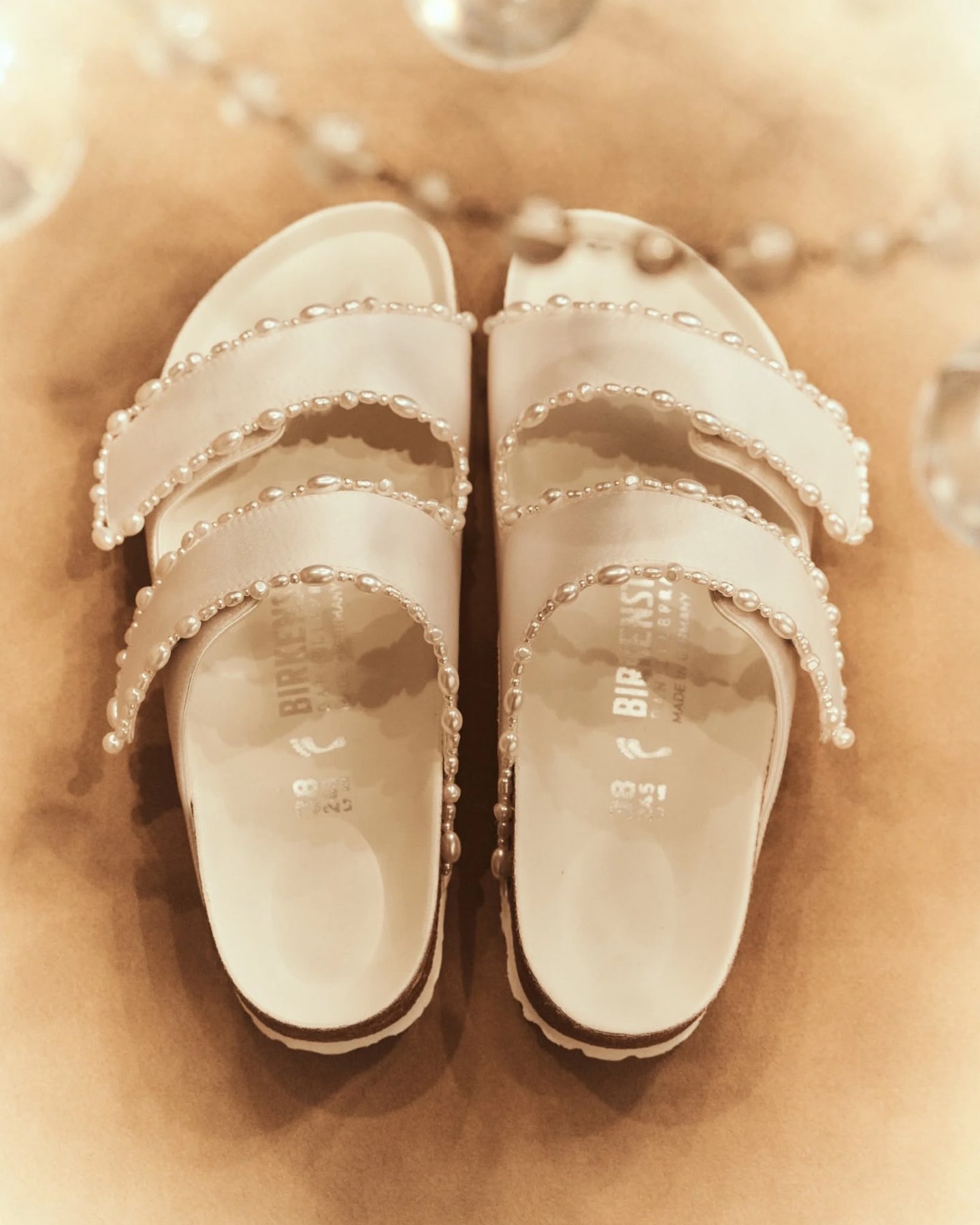 I&rsquo;ve always thought there should be a more stylish alternative to heels for brides who want to be comfortable later in the evening.

Barefoot is lovely but not always practical.

Then I came across the collaboration between @birkenstock and @da