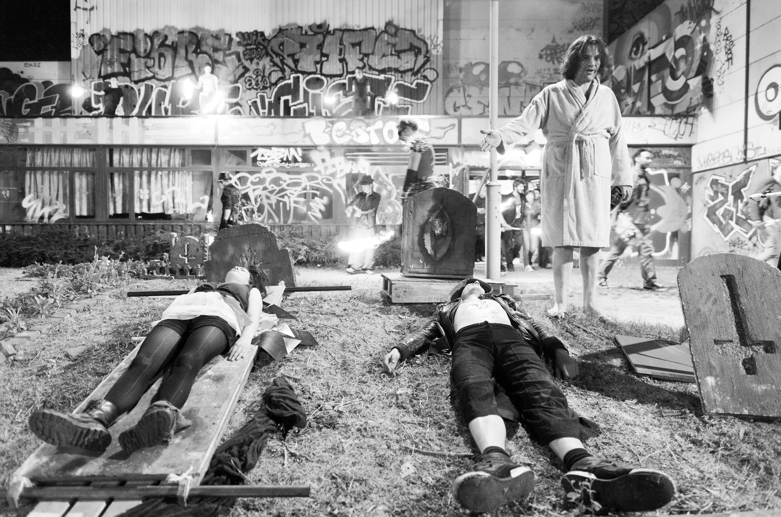 Romeo &amp; Juliette in garbage garden