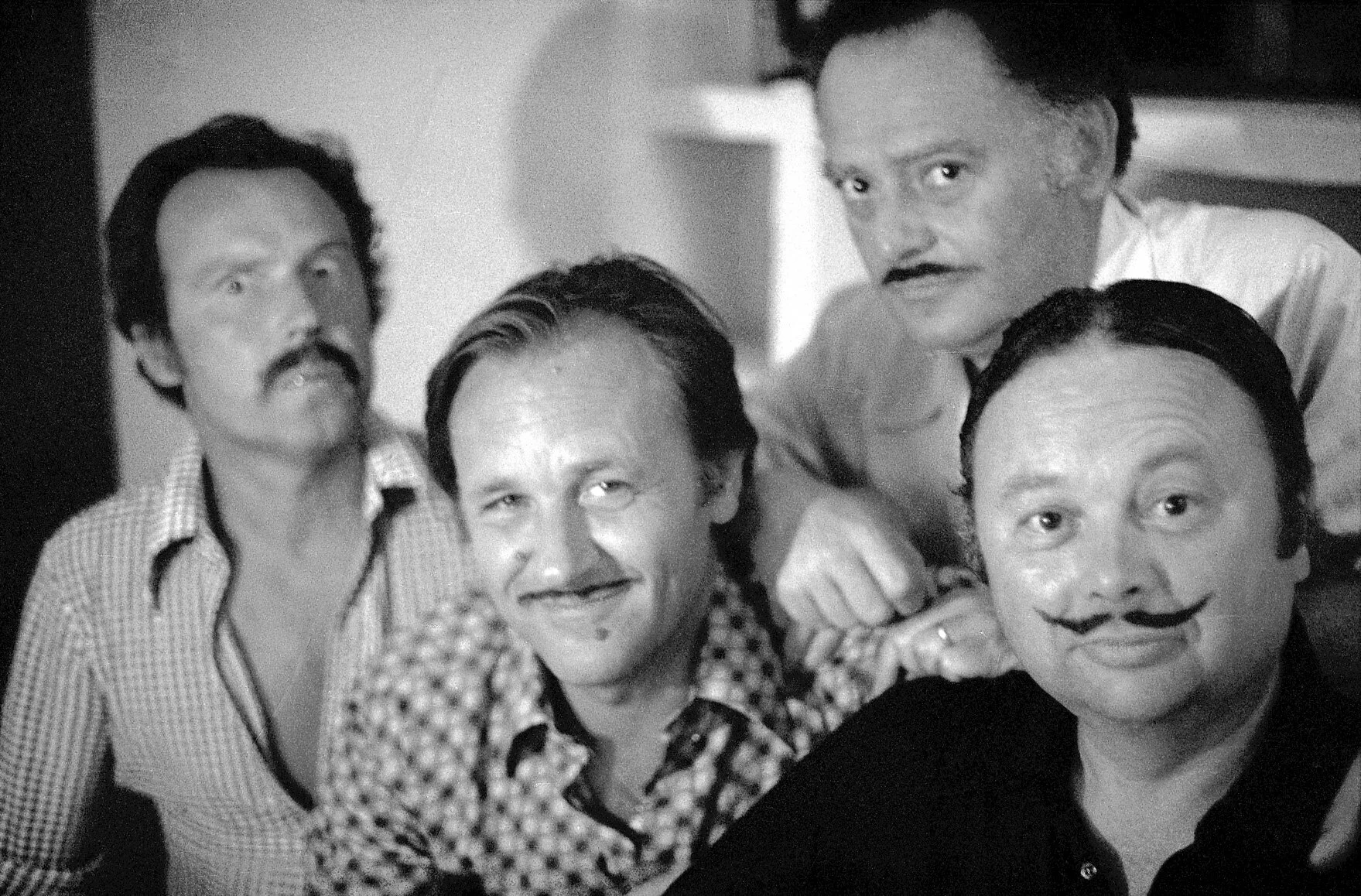Après un dîner, les auteurs de bandes dessinées Tibet, Albert Uderzo, René Goscinny et Jean Graton ont brûlé un bouchon et se dessinent des moustaches. Roquebrune-sur-Argens, France, 1976.