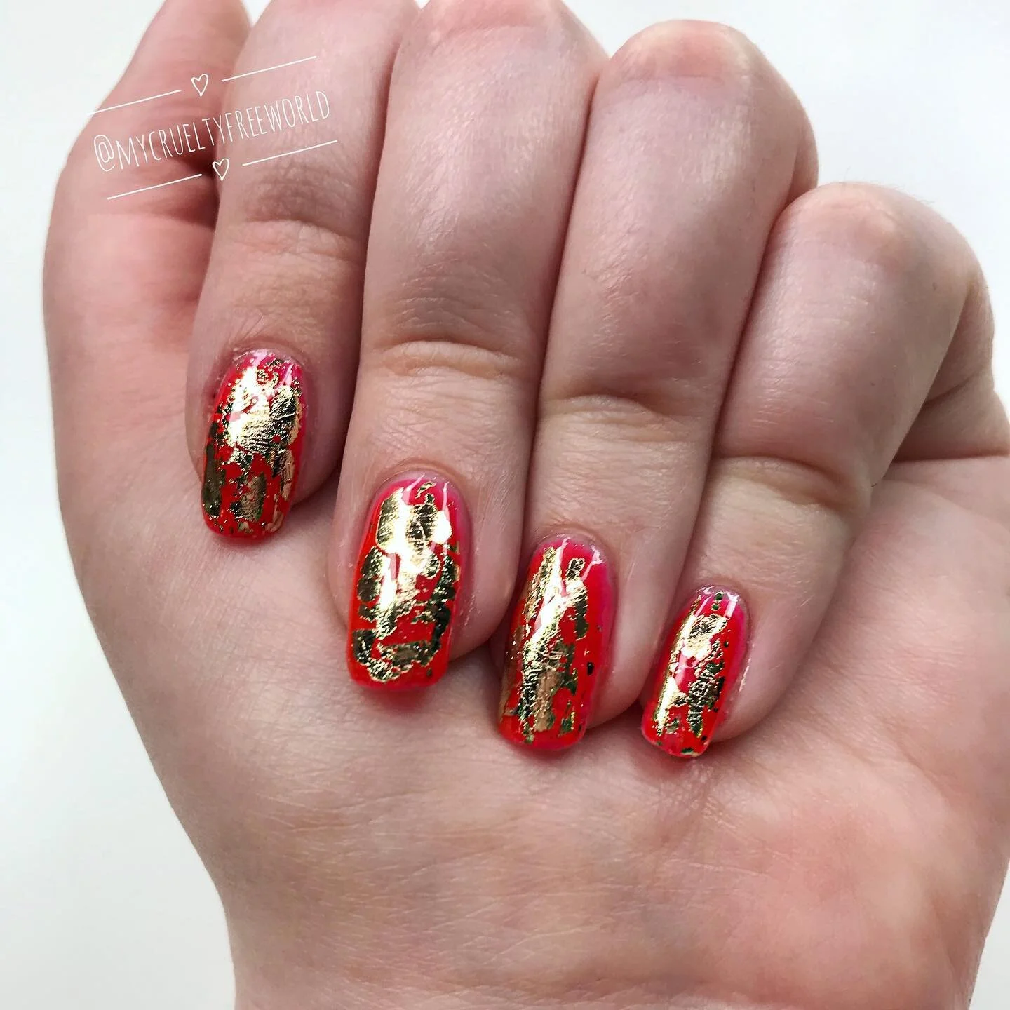 Decided to try a different colour in the nail foils and my new @myleebeautyofficial gel polish in the shade “New Flame”. Think I actually like this one better than last time. 
.
.
.
#nails #nailsofinstagram #gelnails #gelpolish #vegannails #crueltyfr