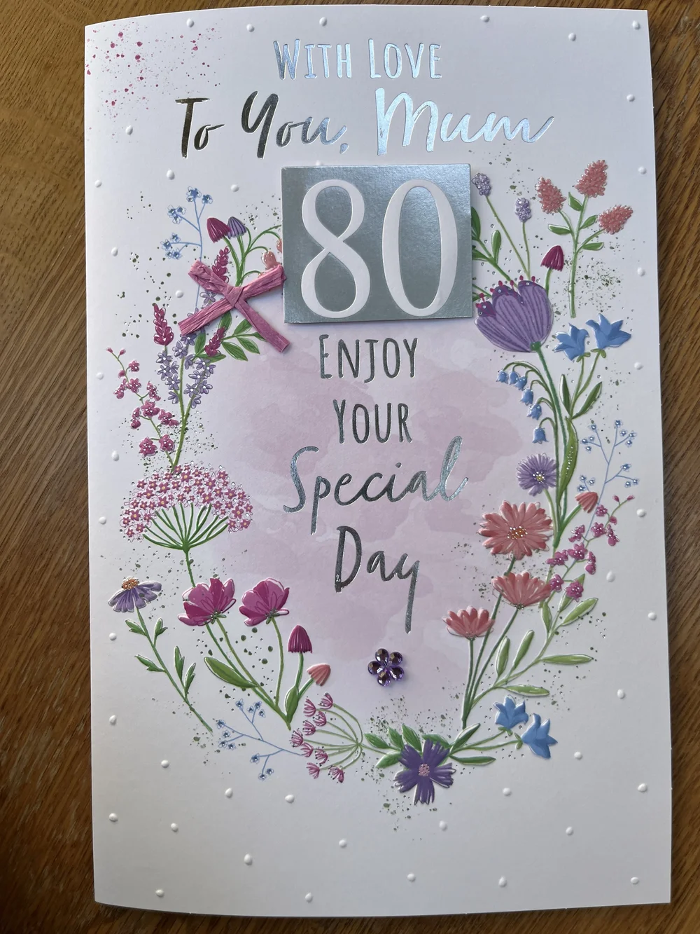 Mignon Carte D'anniversaire Vintage Avec Un Cadeau | Vecteur Gratuite
