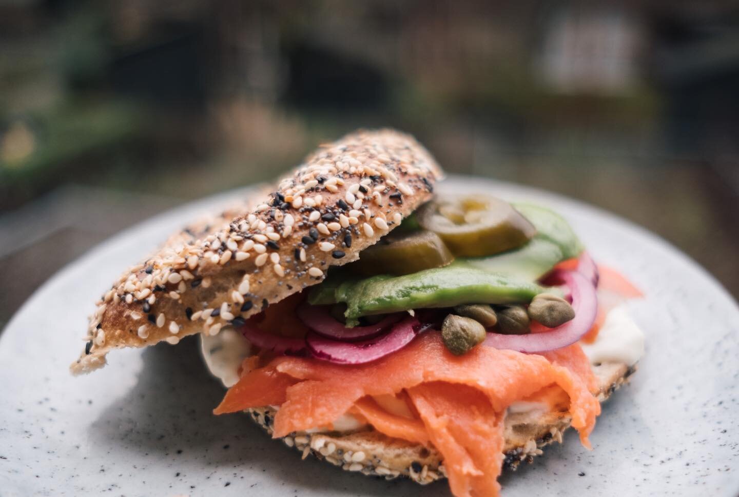 Seriously addicted to bagels. Thanks @flos_appetizing_ams for making the yummies bagels in Amsterdam. 🥯 
On the blog I share how to make this smoked salmon bagel. Link in bio&hearts;️
#bagel #bagelsandwich #amsterdam #food #foodie #foodblog #foodpho