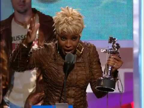 Mary J Blige wins "Best R&B Video" at the MTV VMAs 2002