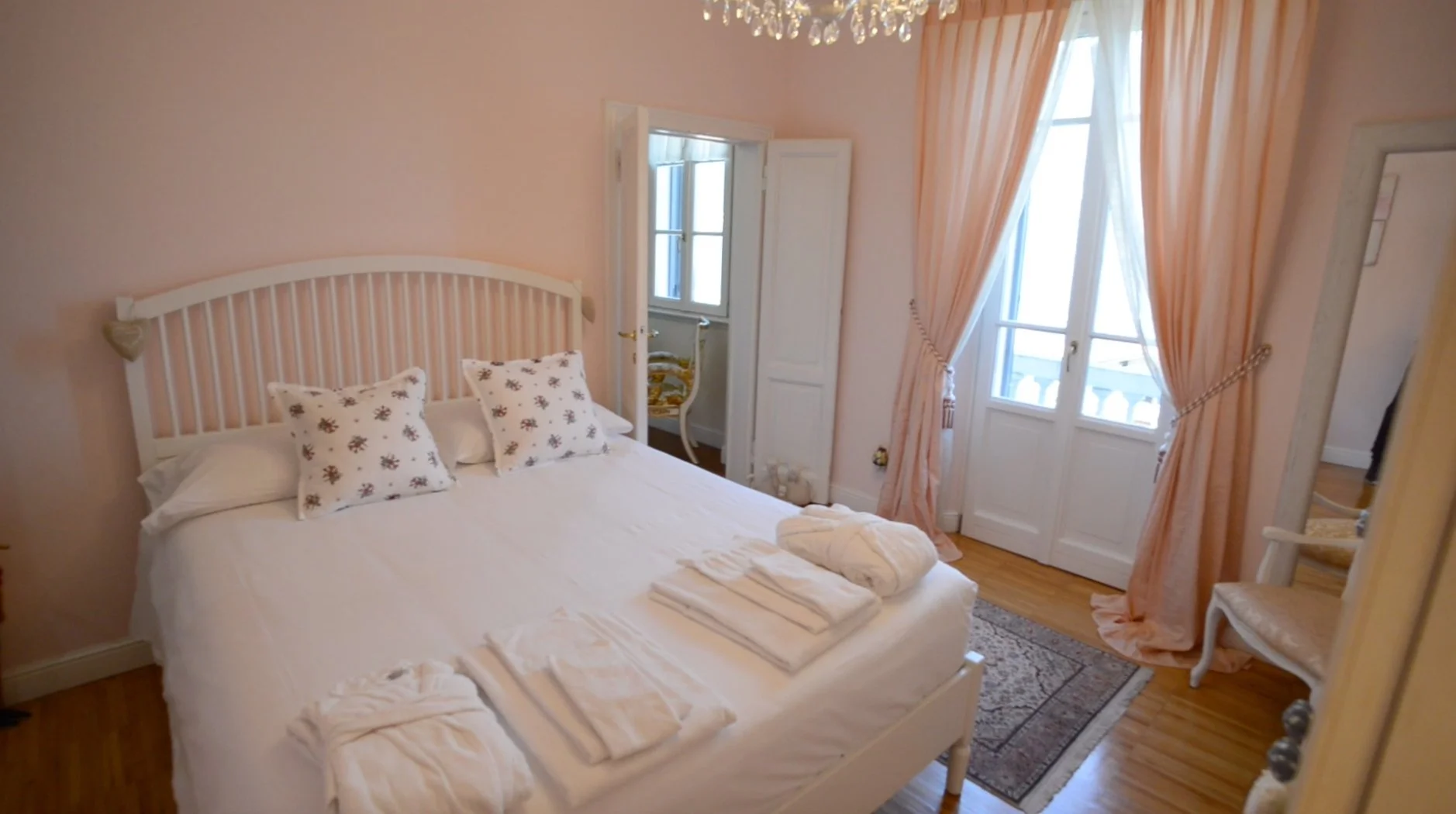 Villa Oliveto Lake Como - 27a- queen ensuite.jpg