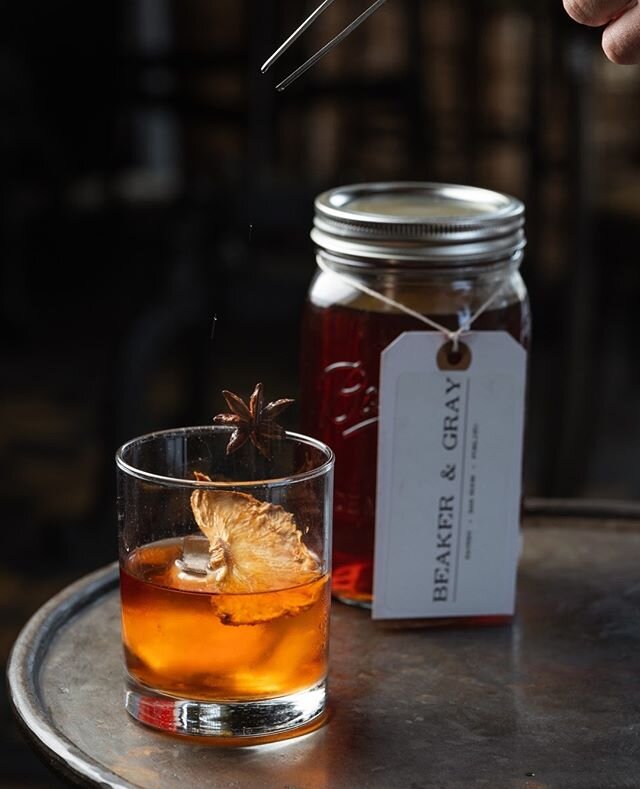 Crafted with care, our to-go cocktails aren't something you'll want to miss! Especially not our sweet n smoky La Pi&ntilde;a Negroni. 📸 : @foodshootsdan⁠
⁠
⁠
