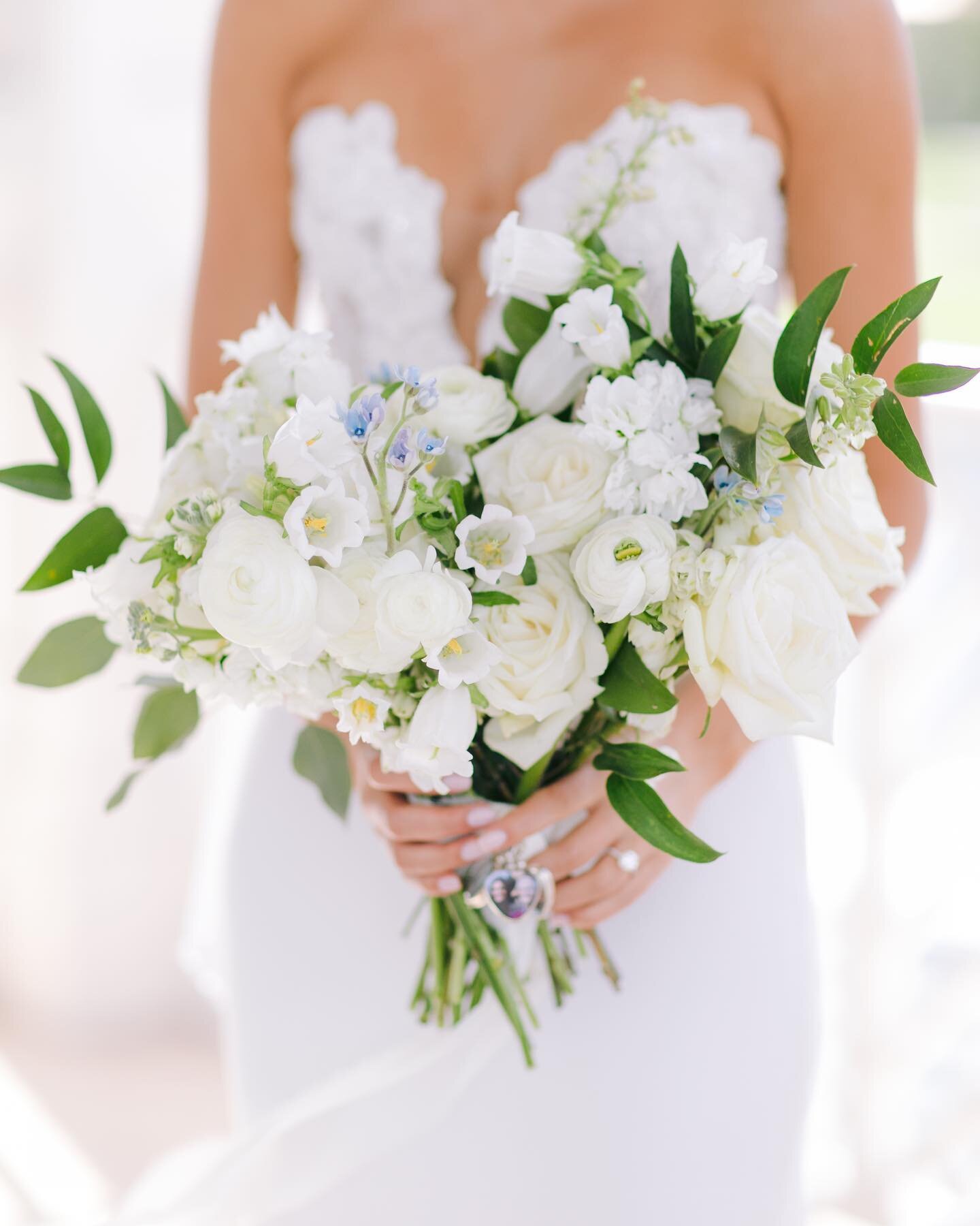 How gorgeous is this bouquet by @isnt_she_lovely_florals? The textures, composition, and &lsquo;barely there&rsquo; touches of blue peeking through make this white bouquet anything but plain. 🕊️🤍
&bull;
&bull;
&bull;
Planning + design: @sbsweddings