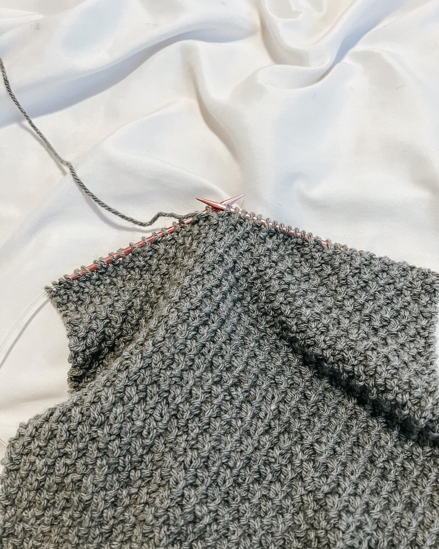 I&rsquo;m switching it up a bit over here and decided to teach myself how to knit 🧶
&bull;
I&rsquo;ve made wash clothes and simple swatches in the past, but I&rsquo;m finally making a real piece, a scarf for my boyfriend &hearts;️ it took a lot of p
