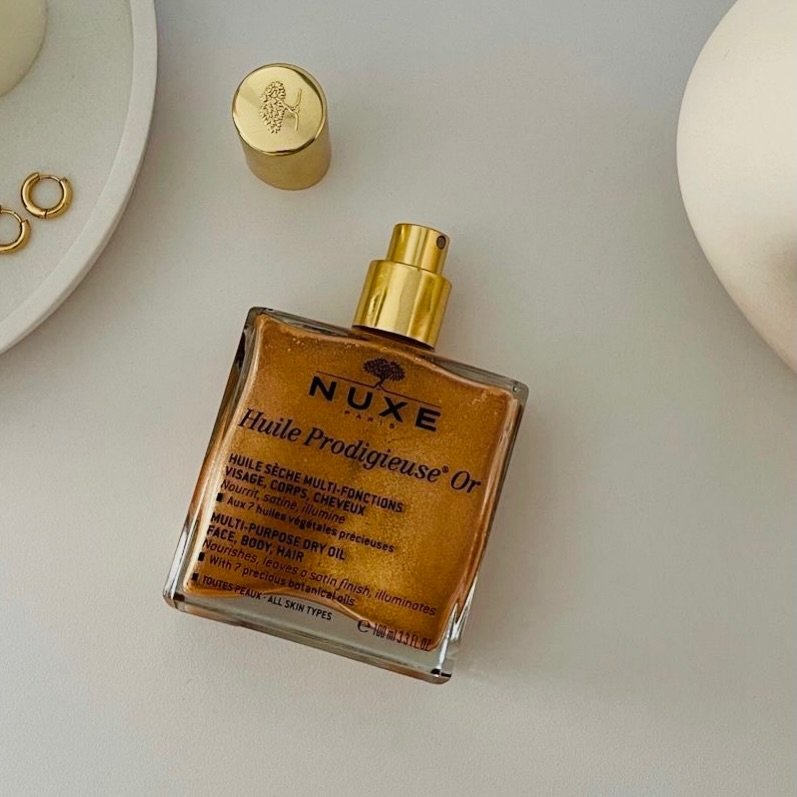 Spoil MOM! 
7 - 100% botanical oils
Tsubaki Oil
Argan Oil
Macadamia Oil
Borage Oil
Camellia Oil
This shimmering dry oil with natural-origin golden pearly particles infuses all skin types and skin tones with an irresistible iridescent glow.
@bushardsp