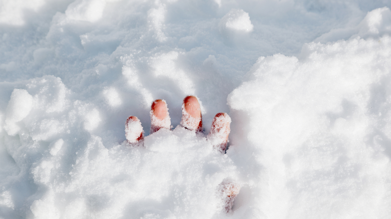 Survival Skills vs Overconfidence: The Case of a YouTuber Freezing to Death
