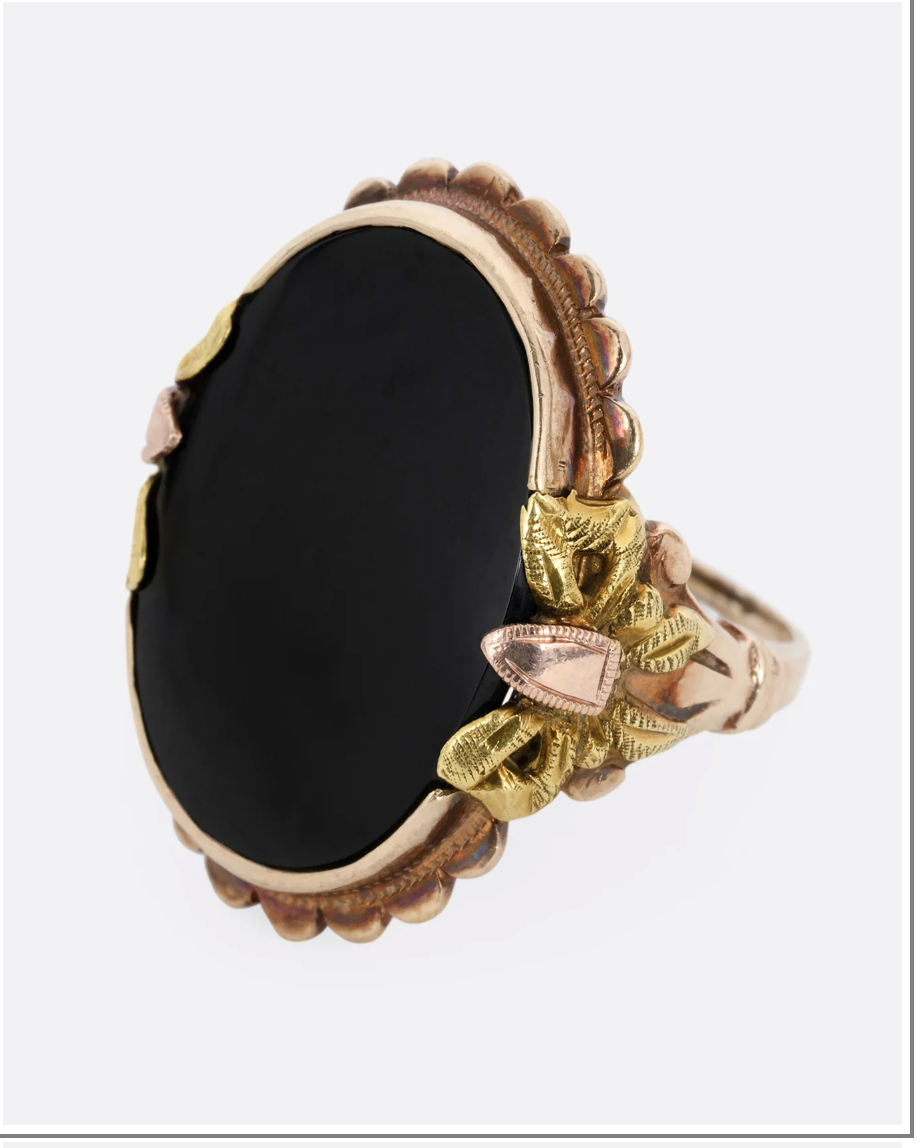 vintage-onyx-gold-ring-closeup-antique-jewelry-2025.jpg