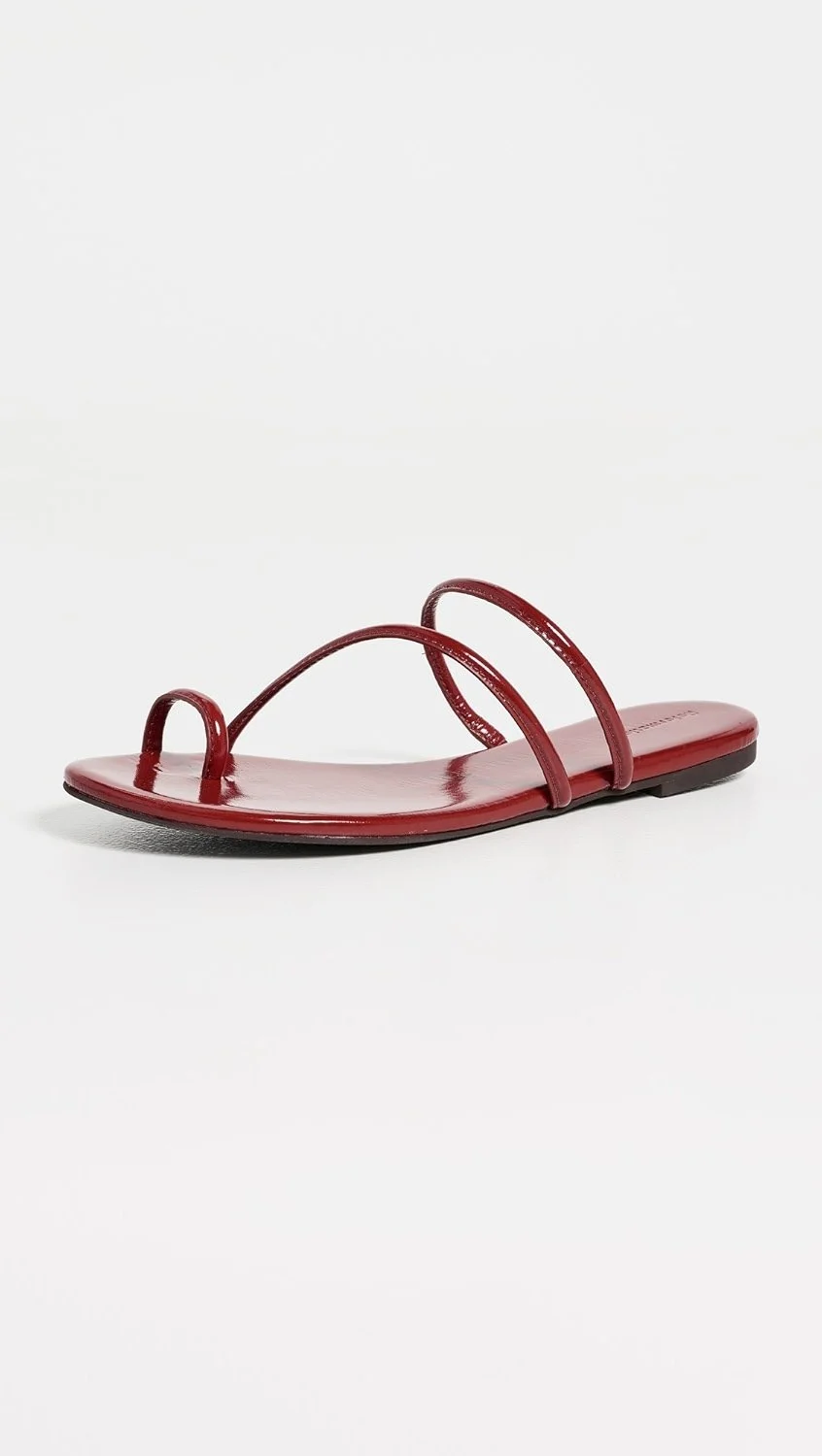 red-toe-ring-sandal-trend-2026.jpg