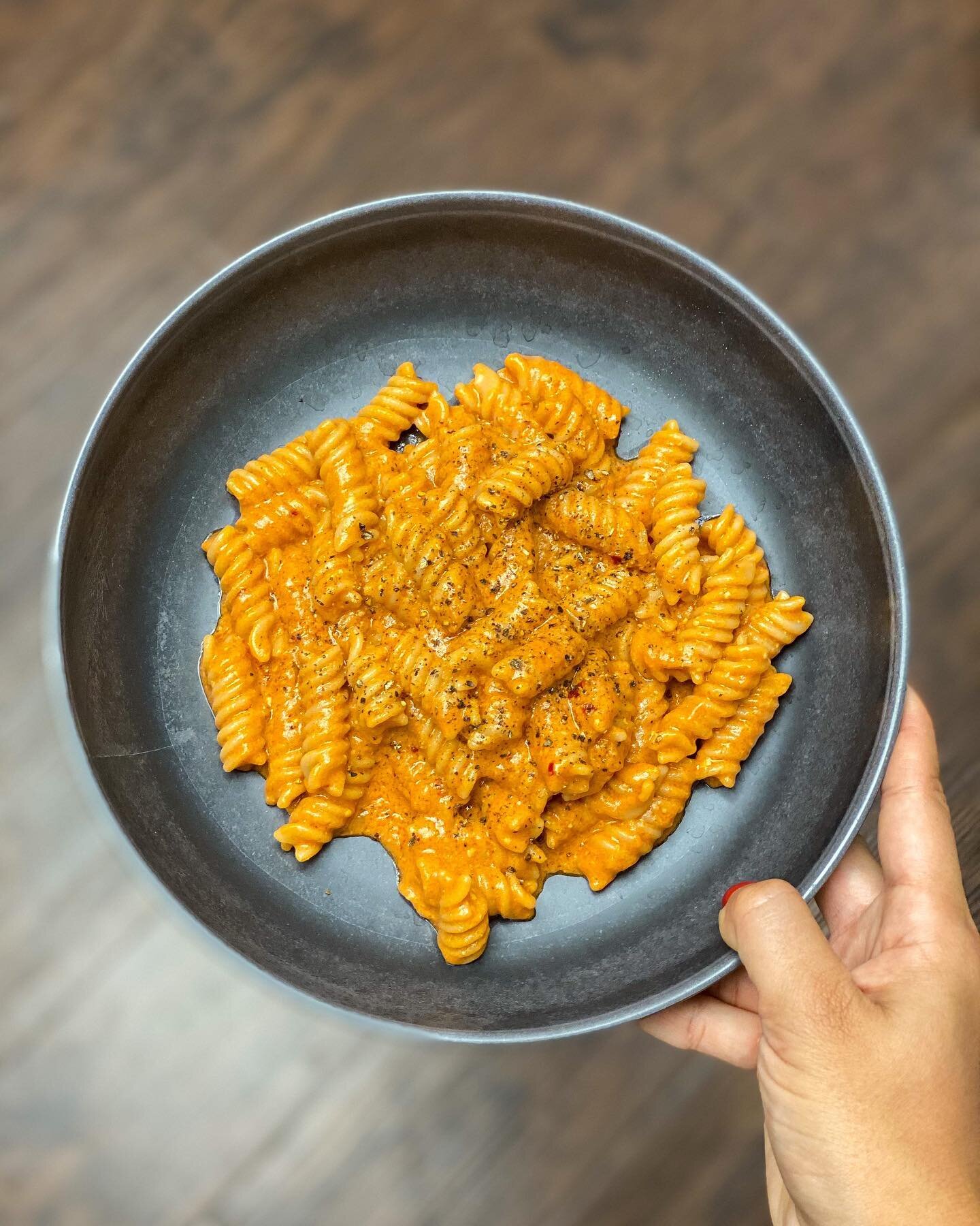 Still dreaming about this spicy vodka pasta that&rsquo;s gluten and dairy free! Super creamy with just a hint of spice and best of all, it&rsquo;s so simple to make! Recipe below ⬇️⬇️⬇️
&bull;
1/2 shallot, diced
1 tsp minced garlic
3/4 cup tomato pas