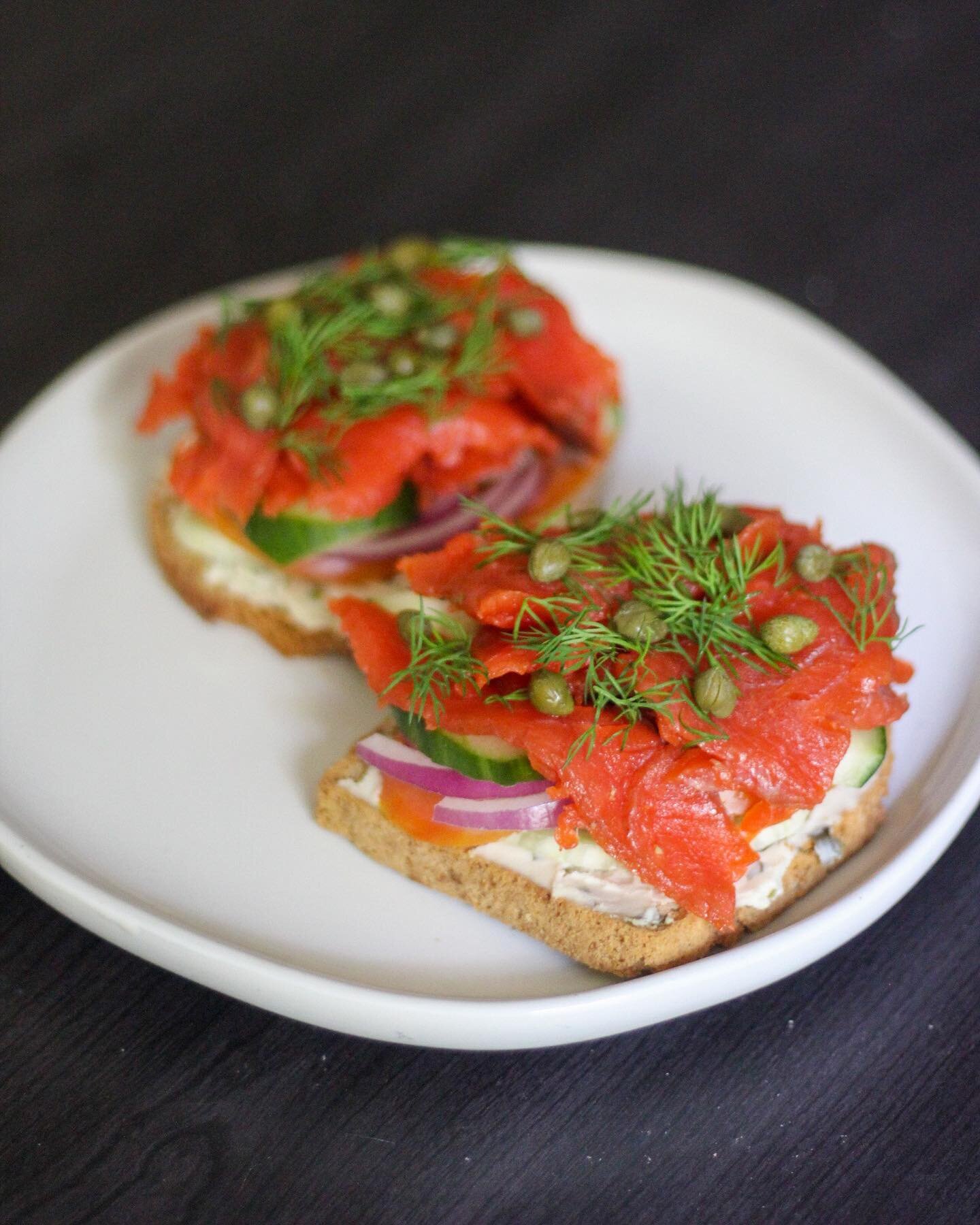 FENNEL CURED SALMON turned into a paleo open faced lox toast. It&rsquo;s so easy to cure your own salmon and it&rsquo;s cheaper than buying it premade but it takes a little patience 🤑 Recipe below ⬇️⬇️⬇️
&bull;
INGREDIENTS
2 fillets wild salmon
1/2 